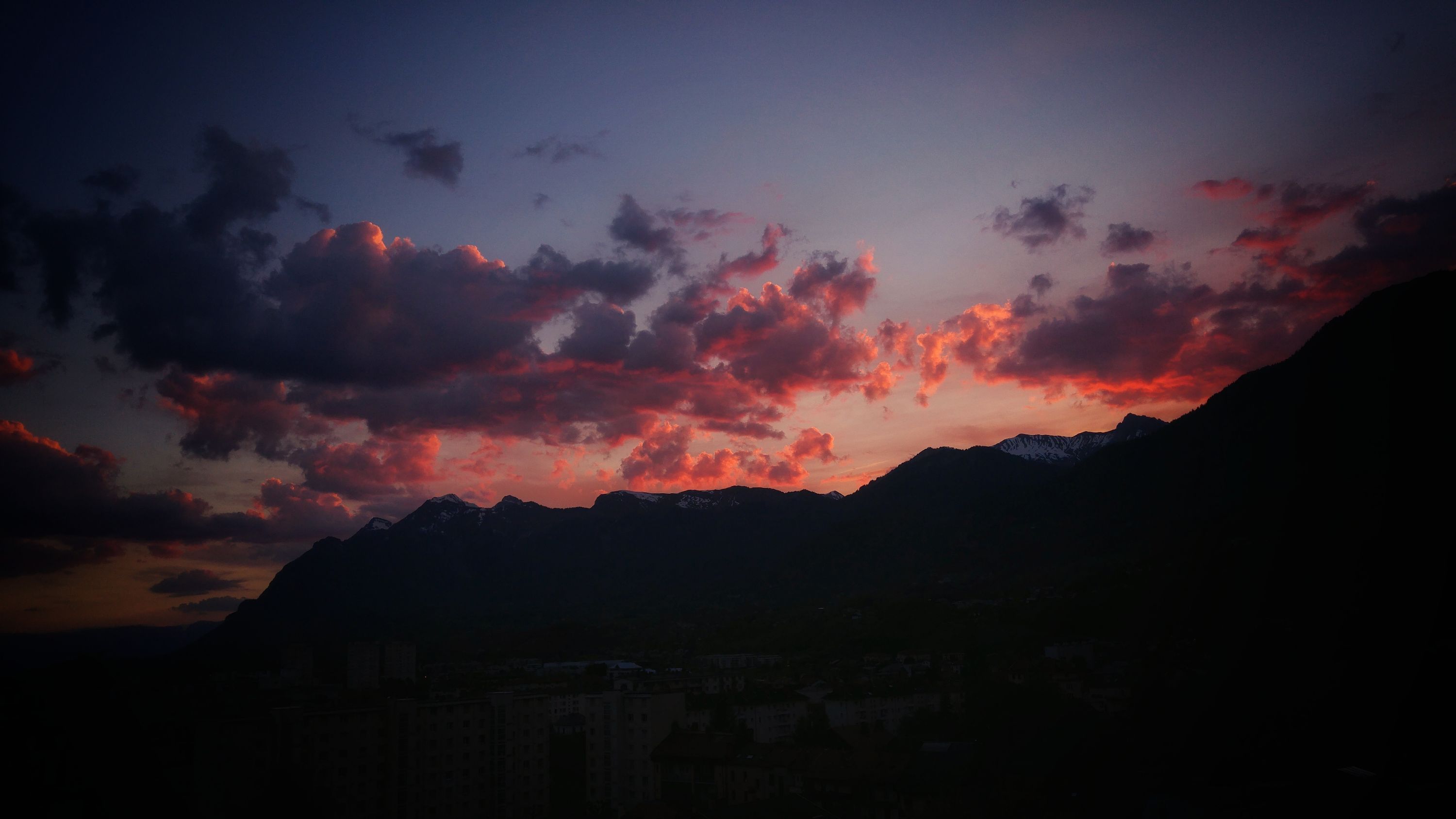 2017-04-10 Panoramique de nuages rougeoyants sur les Bauges