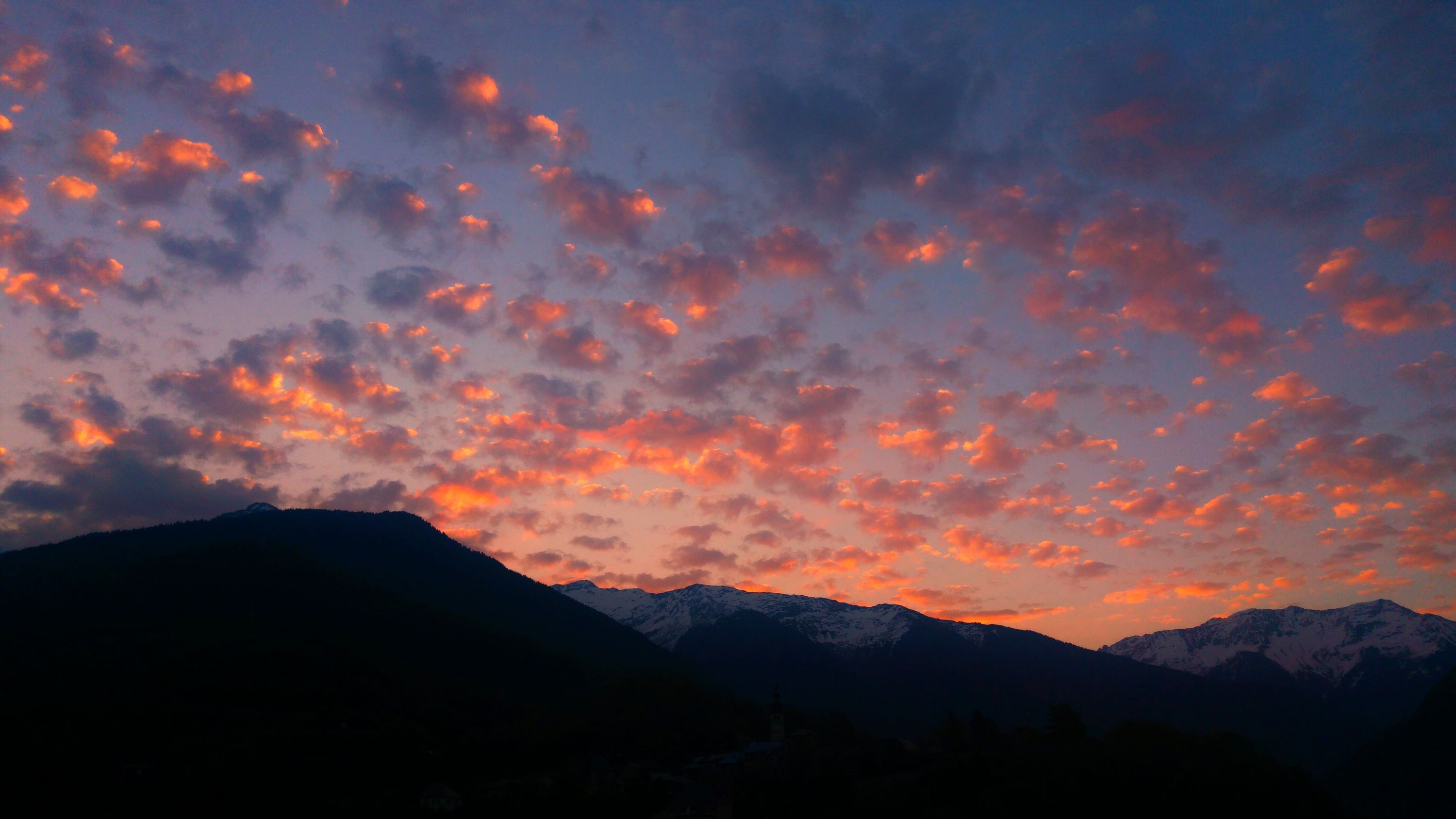 2017-04-11 Panoramique de nuages rougeoyants sur la Tarentaise