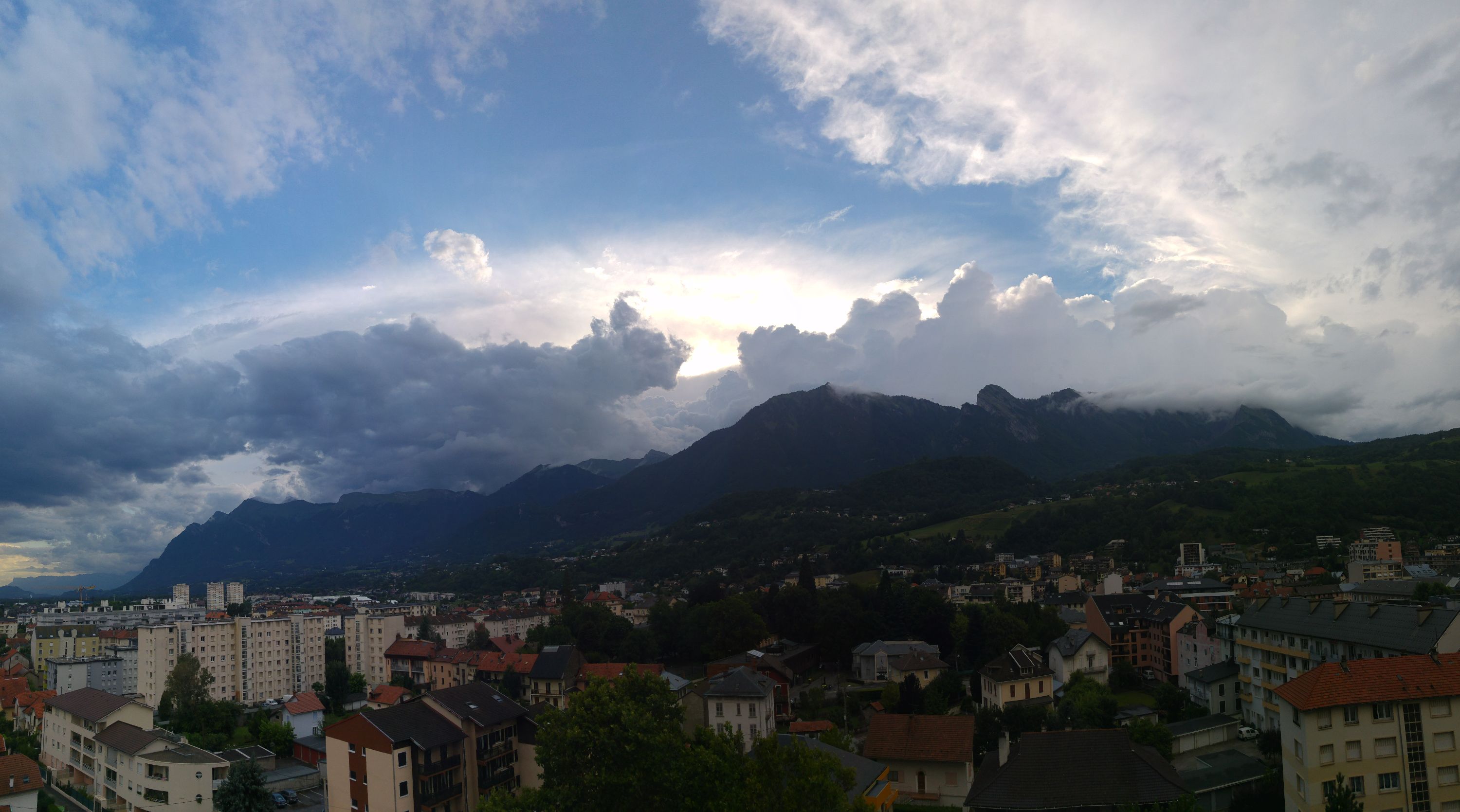 2017-07-10 Panoramique nuages sur le massif des Bauges