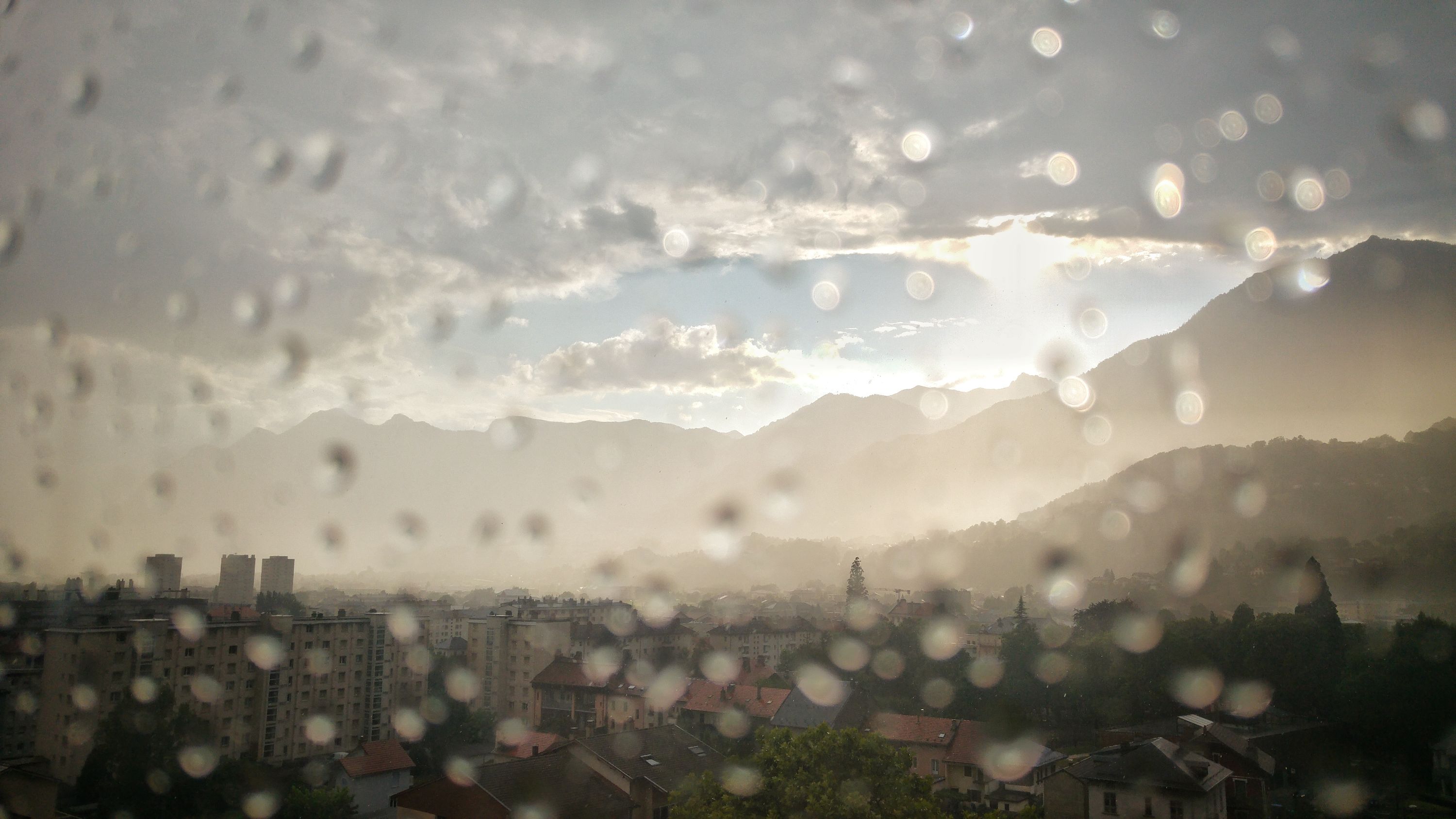 2017-07-20 Soleil et pluie pendant l’orage sur les Bauges