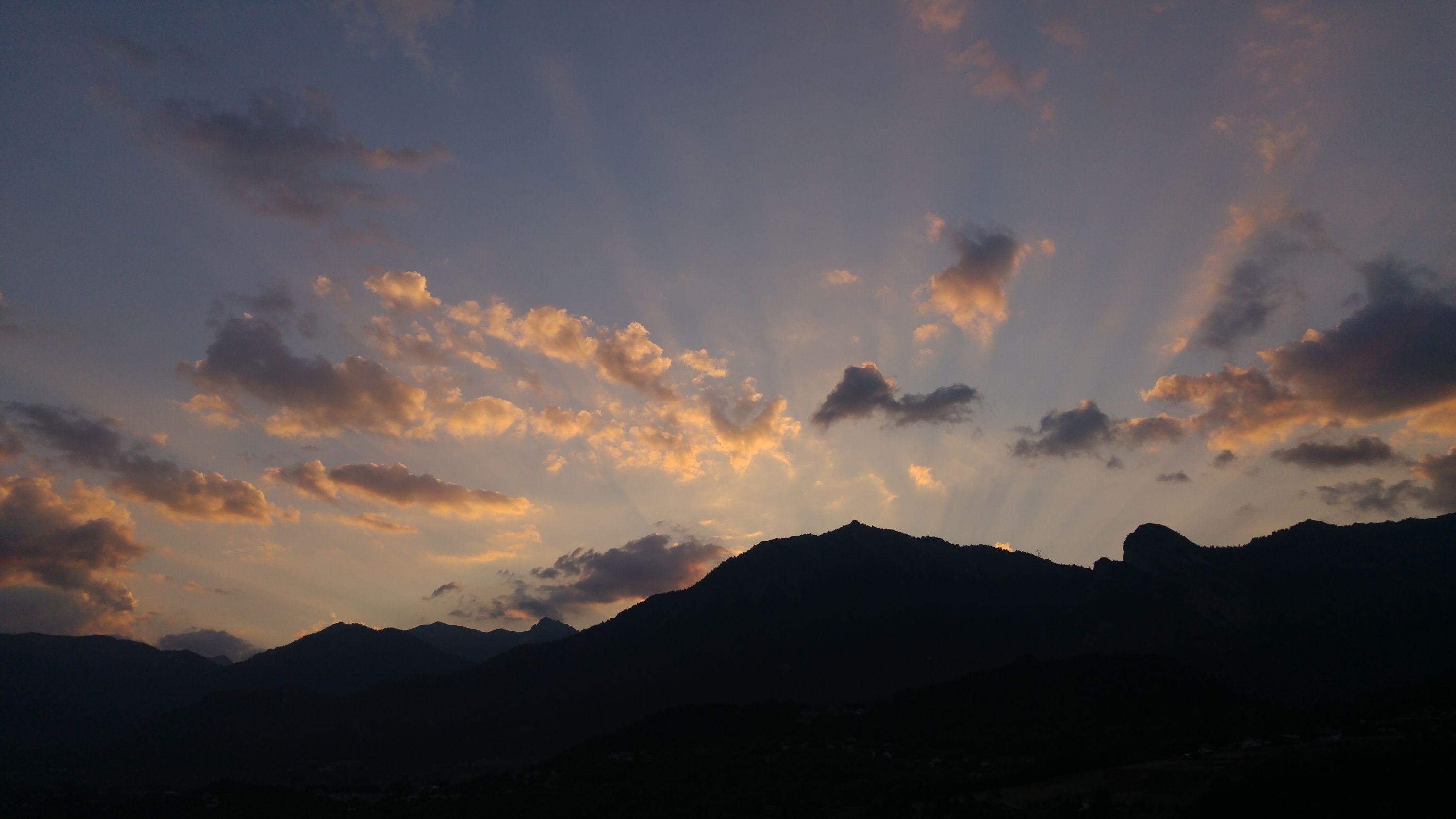 2018-07-17 Rayons crépusculaires sur les Bauges