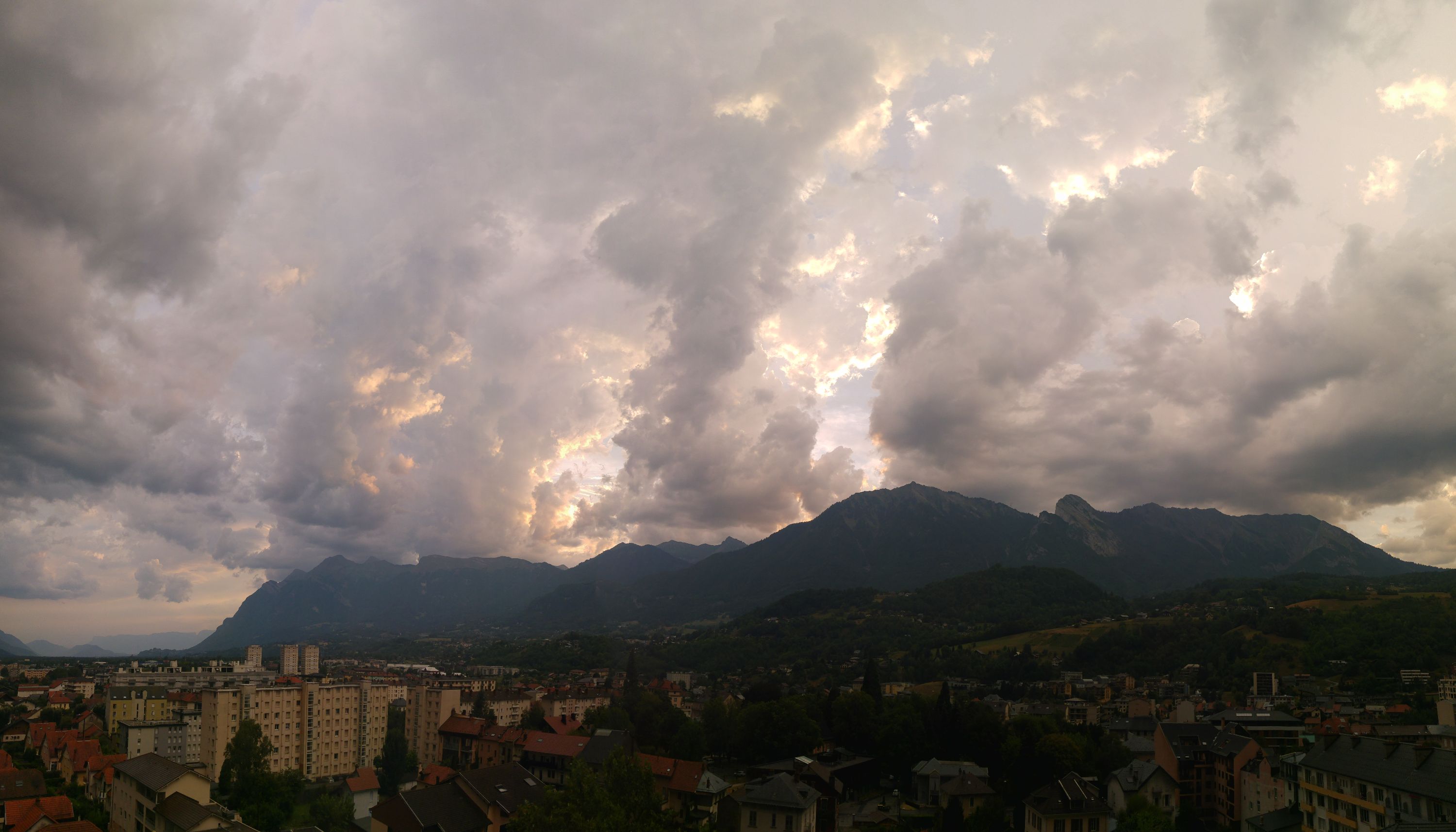 2018-08-01 Ciel nuageux sur les Bauges 1