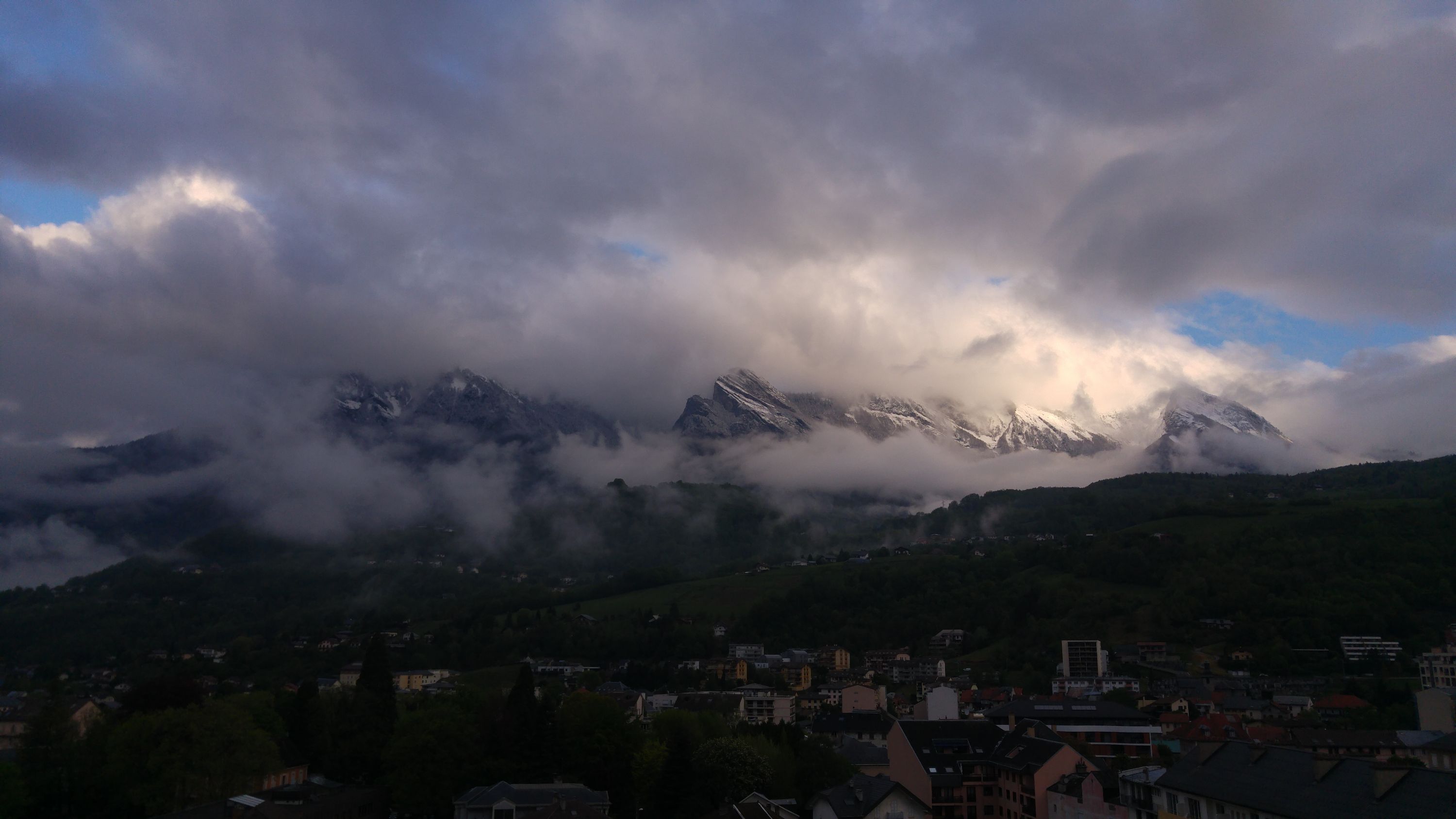 2019-04-29 Le massif des Bauges dans les nuages 1
