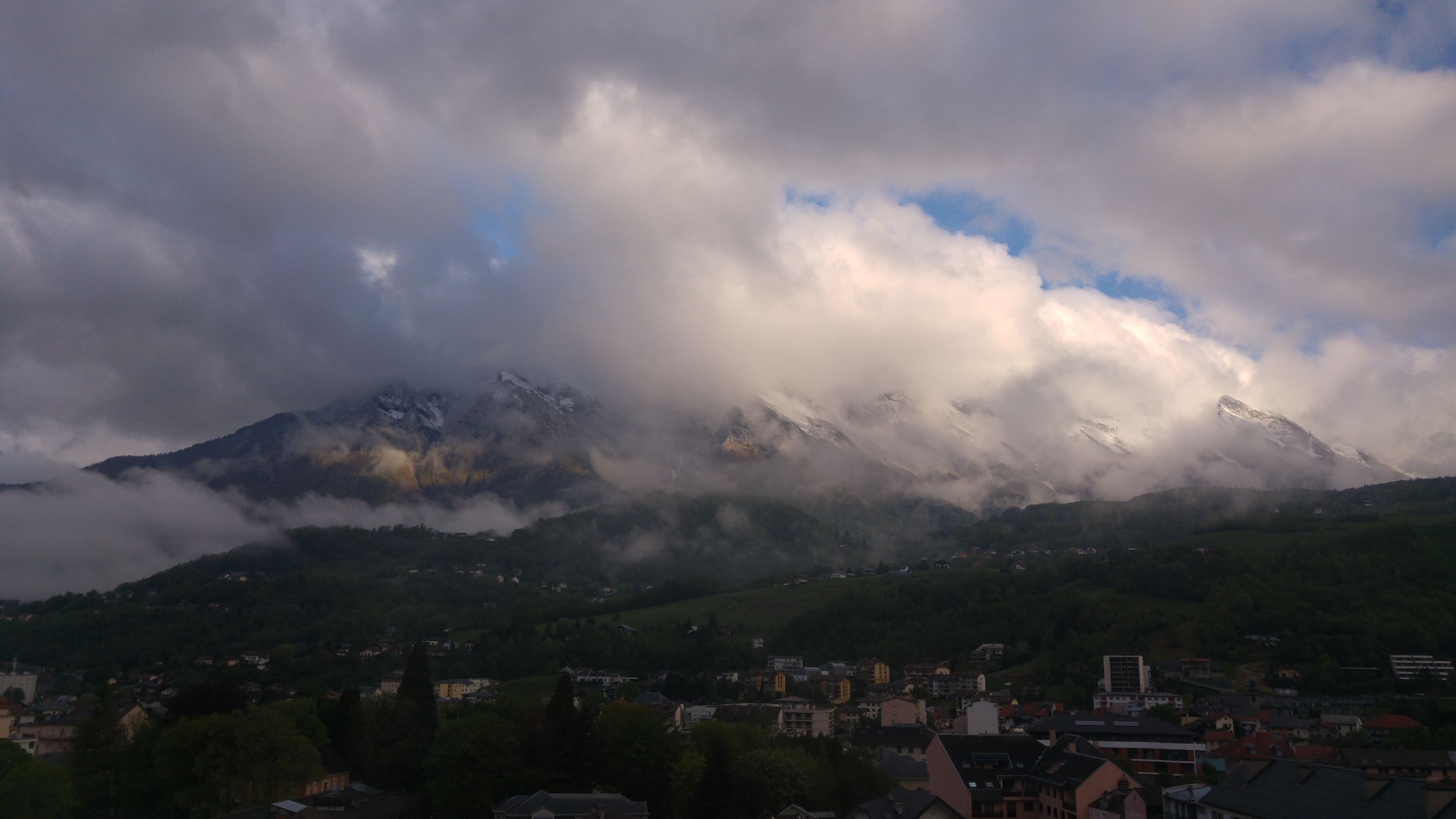 2019-04-29 Le massif des Bauges dans les nuages 2