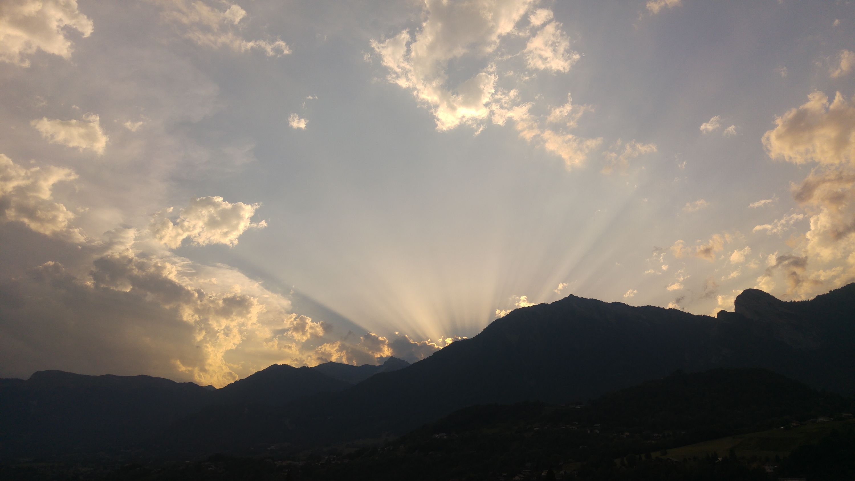2020-07-28 Rayons crépusculaires sur les Bauges