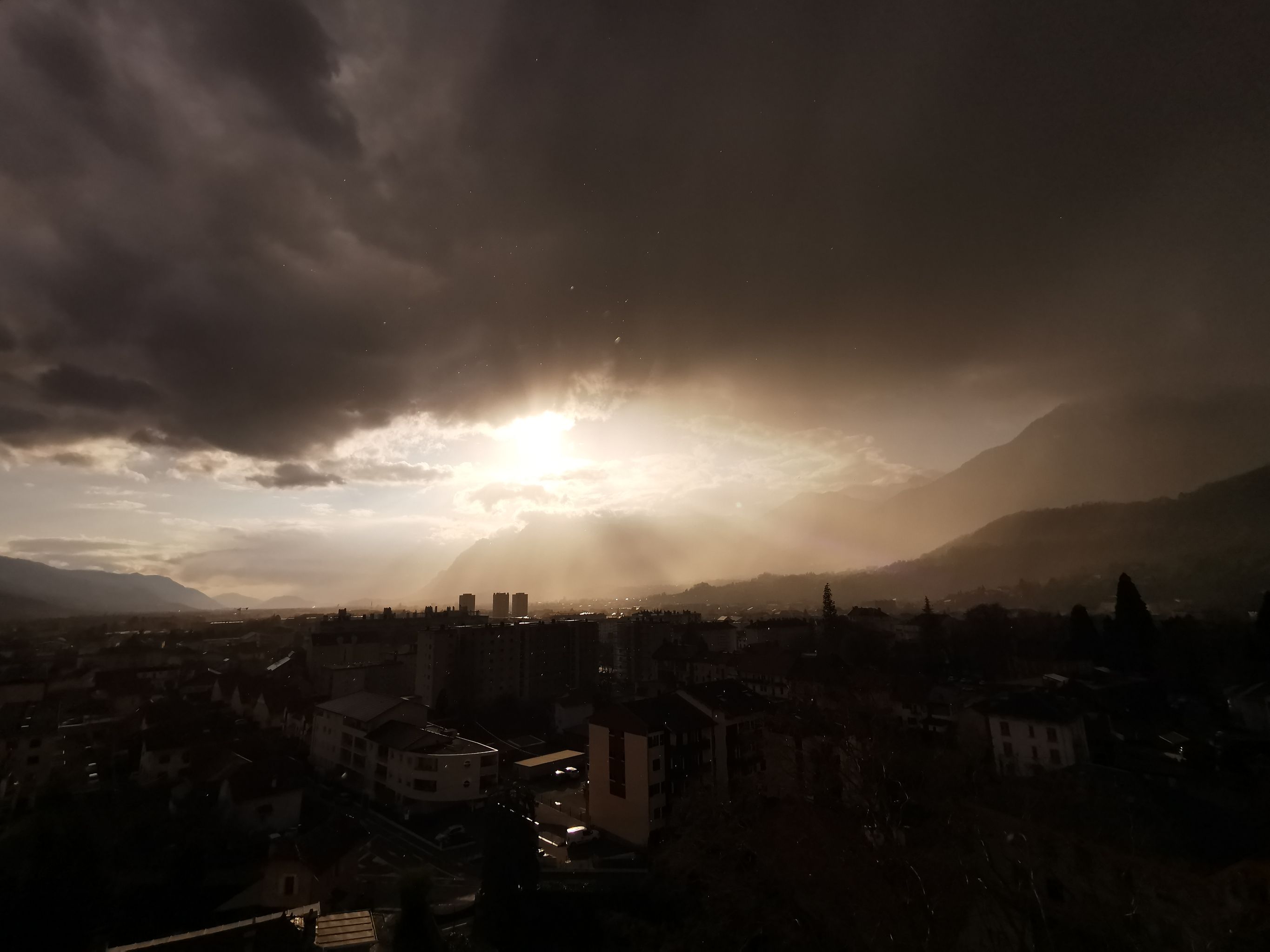 2021-03-08 Orage et rayons crépusculaires sur la Combe de Savoie