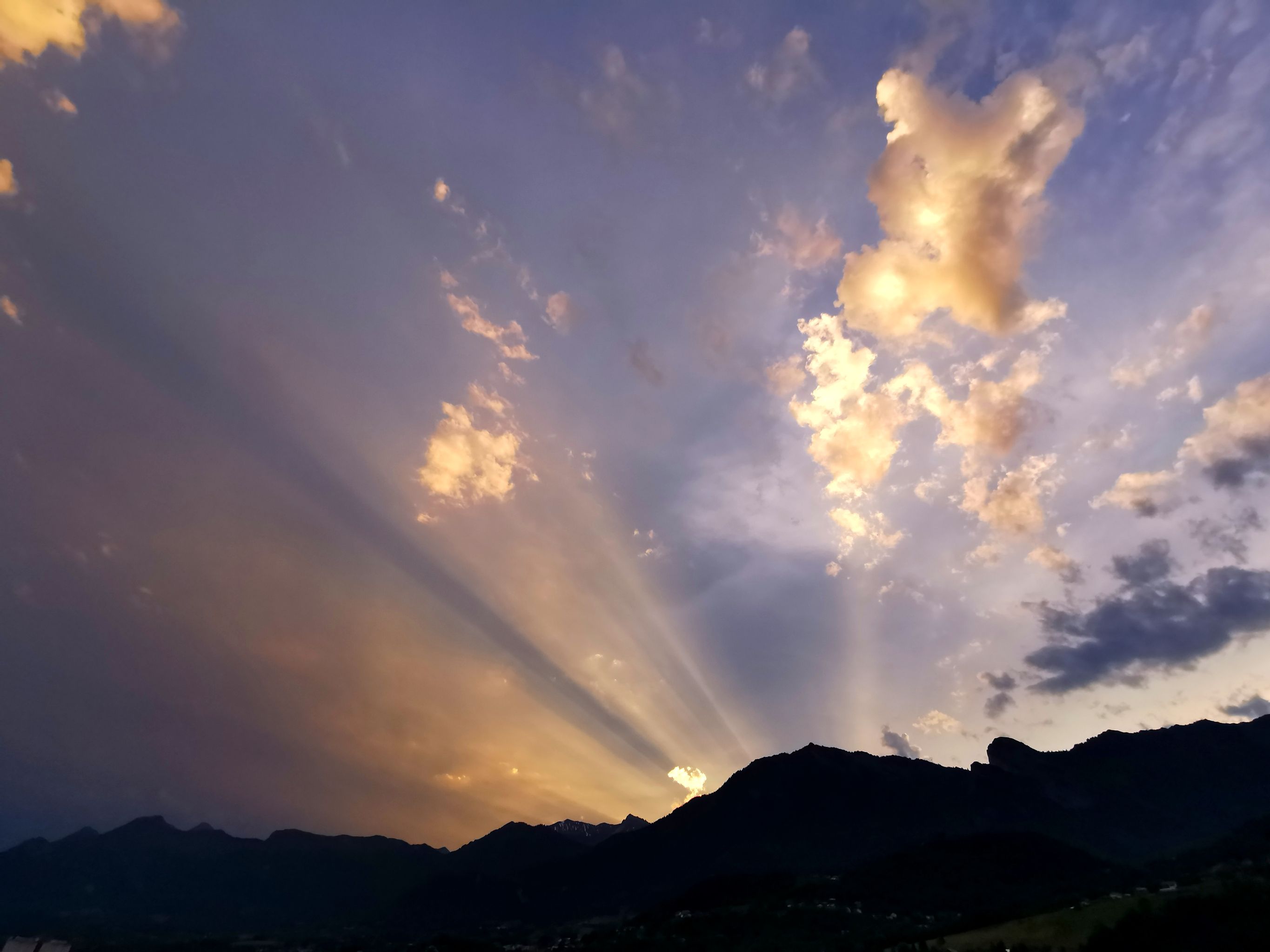 2024-06-06 Rayons crépusculaires sur la Belle Étoile