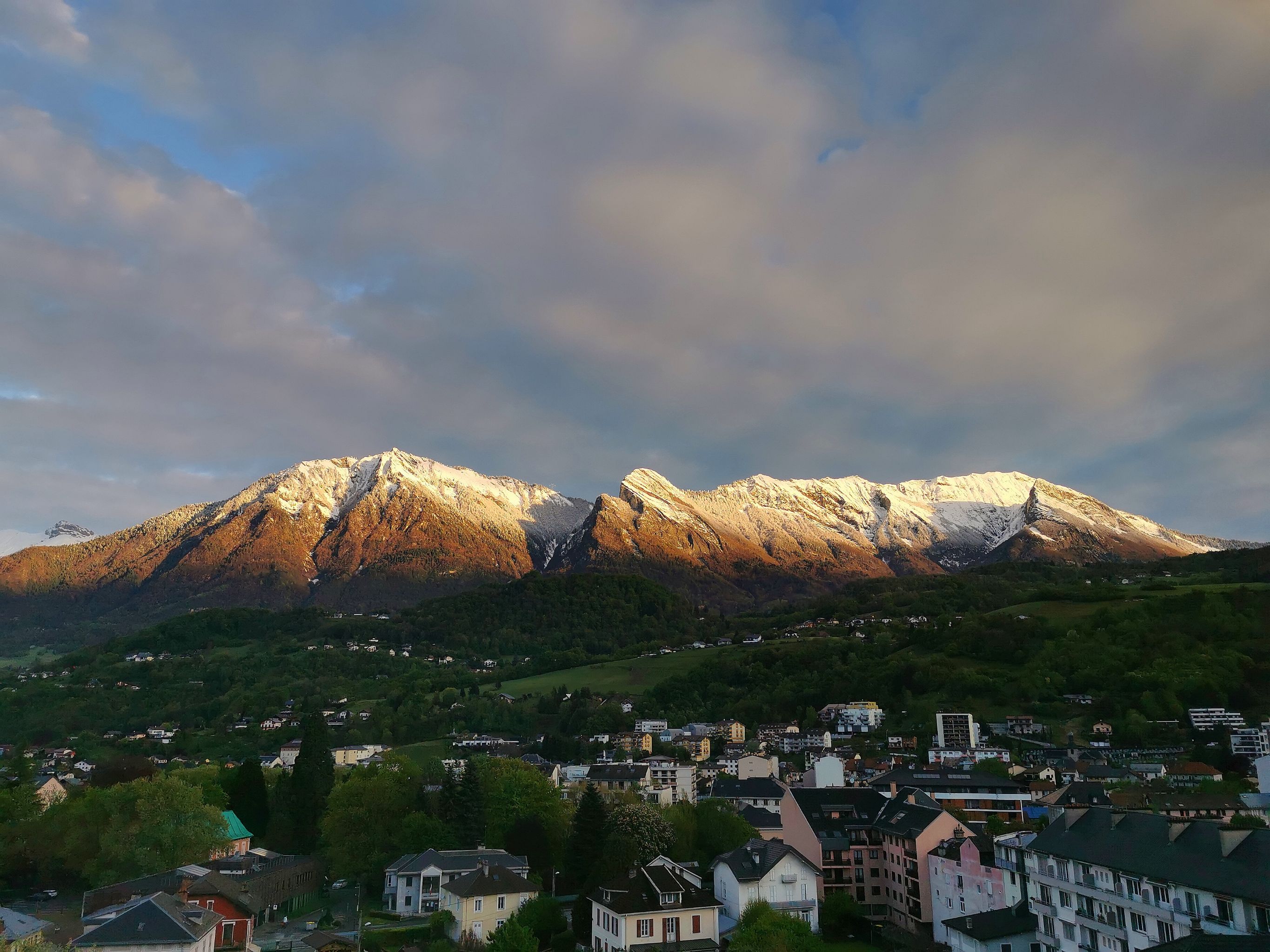 2025-04-18 Lever de soleil sur les Bauges enneigés