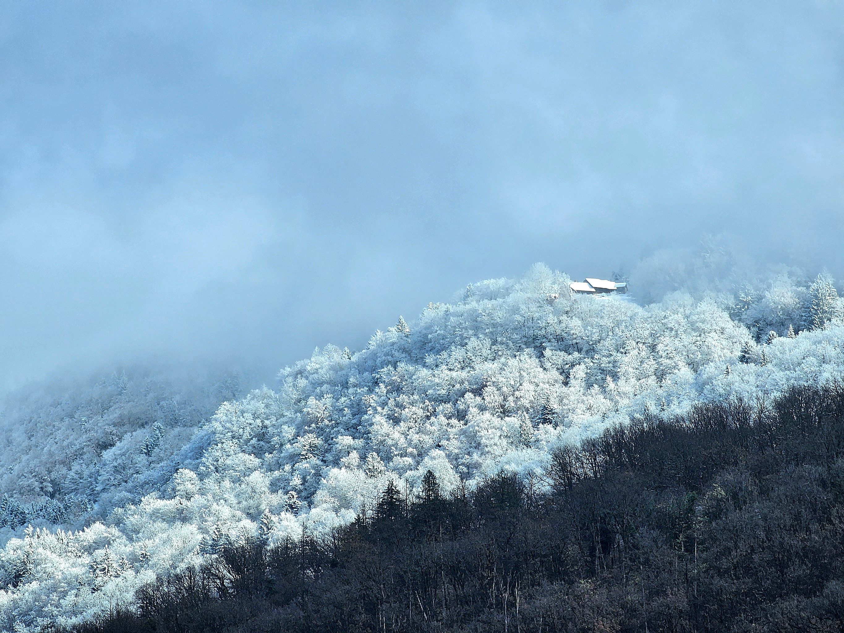 2025-11-20 Lever de soleil sur les versants enneigés de Conflans