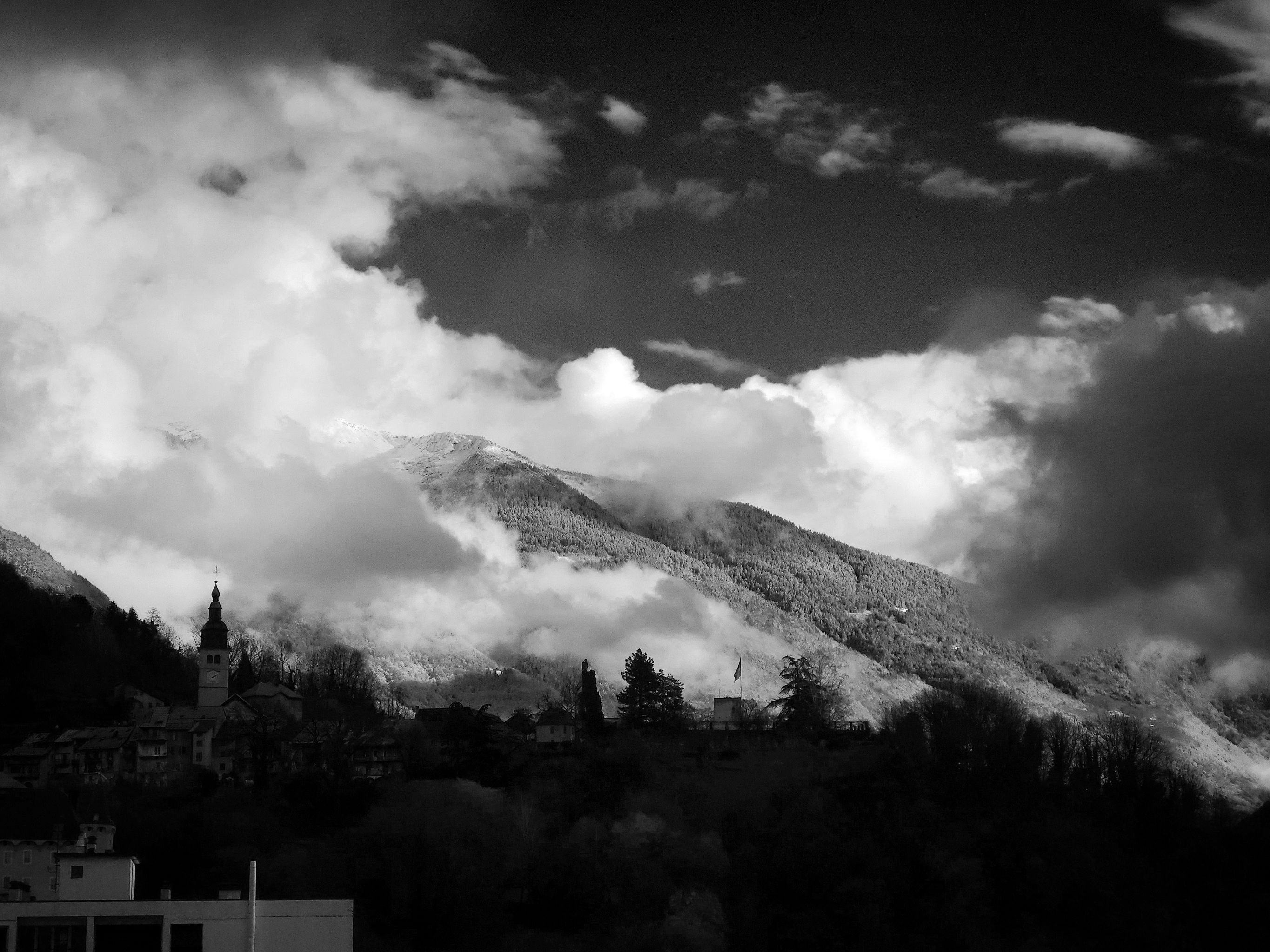 2025-11-20 Lever de soleil sur Conflans noir et blanc