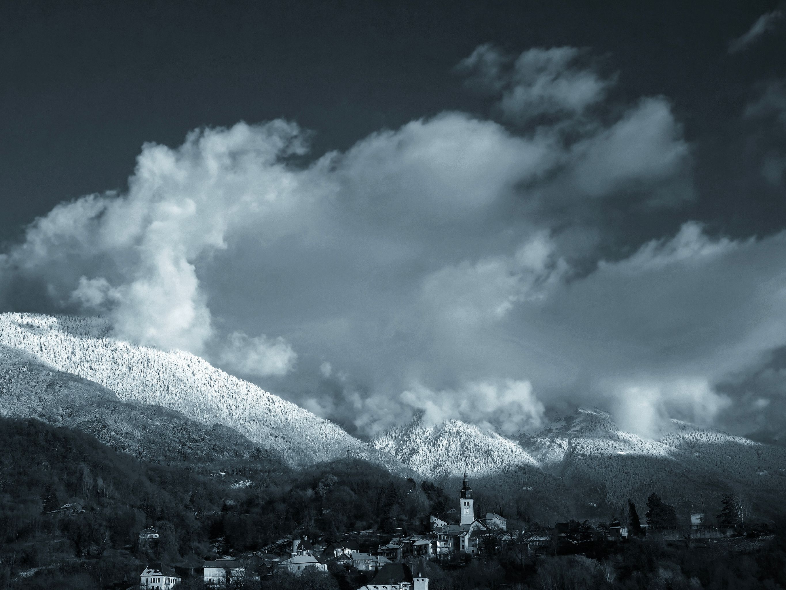 2025-11-22 Coucher de soleil sur Conflans noir et blanc