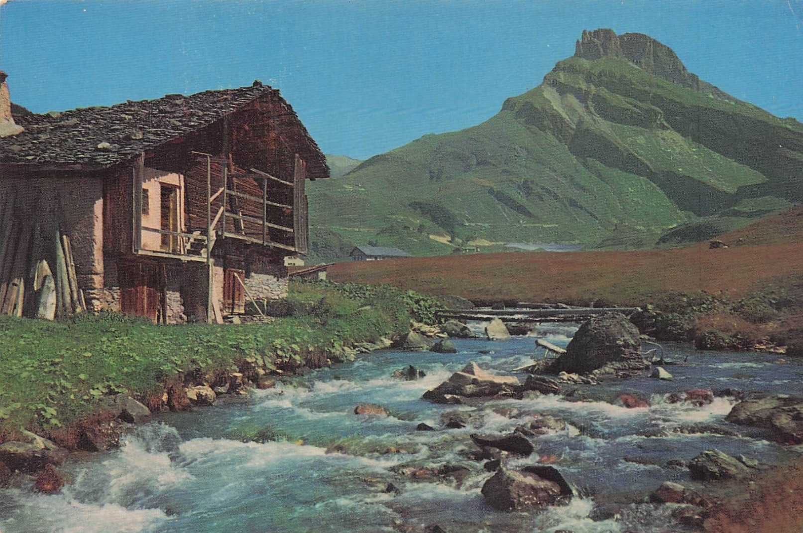 Rare photo couleurs du vallon de Roselend - Chalet, torrent du Doron et Roc du Vent