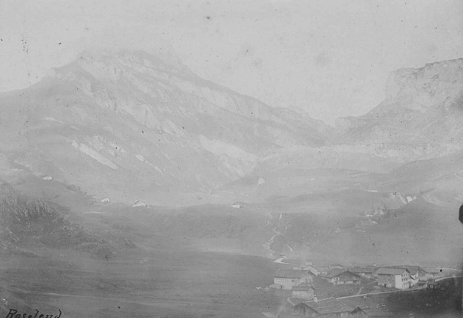 Photo du village et du Roc du Vent en 1897