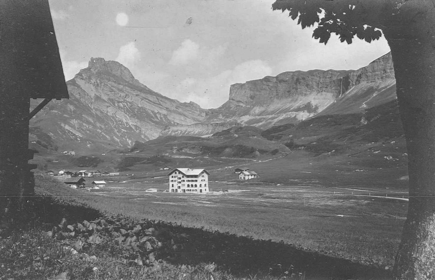 Vue du village de Roselend depuis un chalet près d’un arbre
