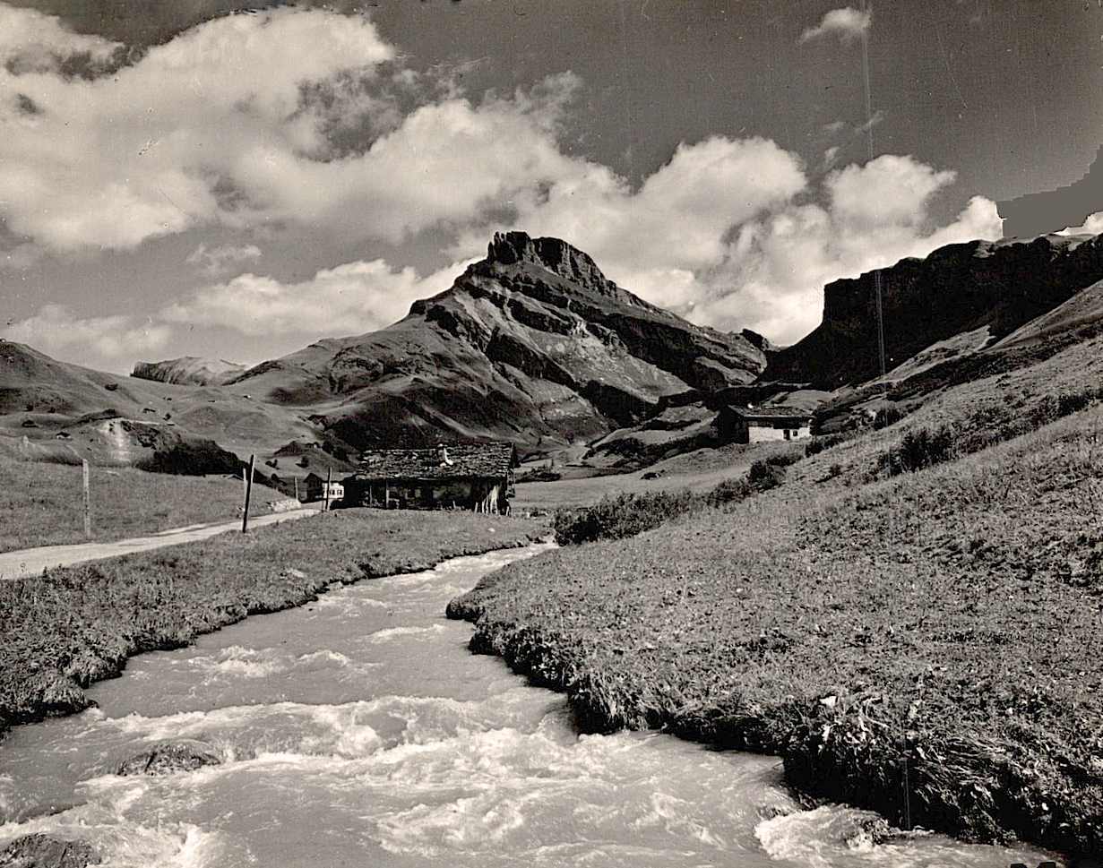 Le vallon de Roselend depuis le torrent du Doron avec vue sur les chalets et le Roc du Vent