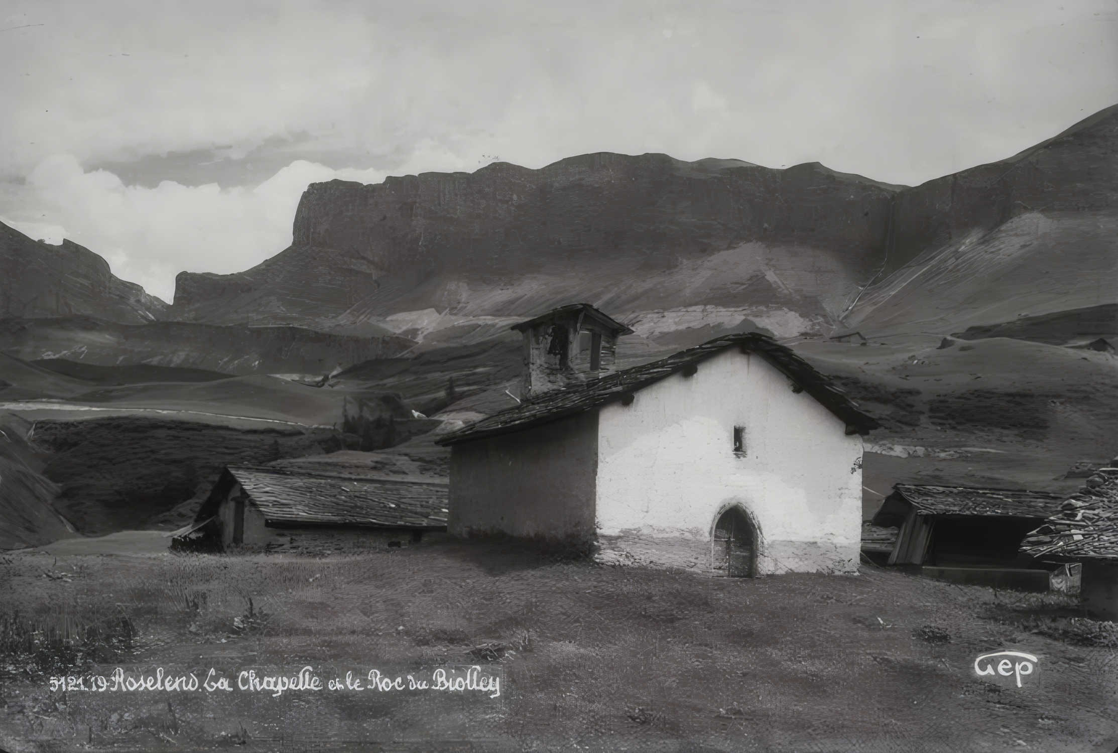 La chapelle Sainte Marie Madeleine et le Roc du Biolley en arrière-plan