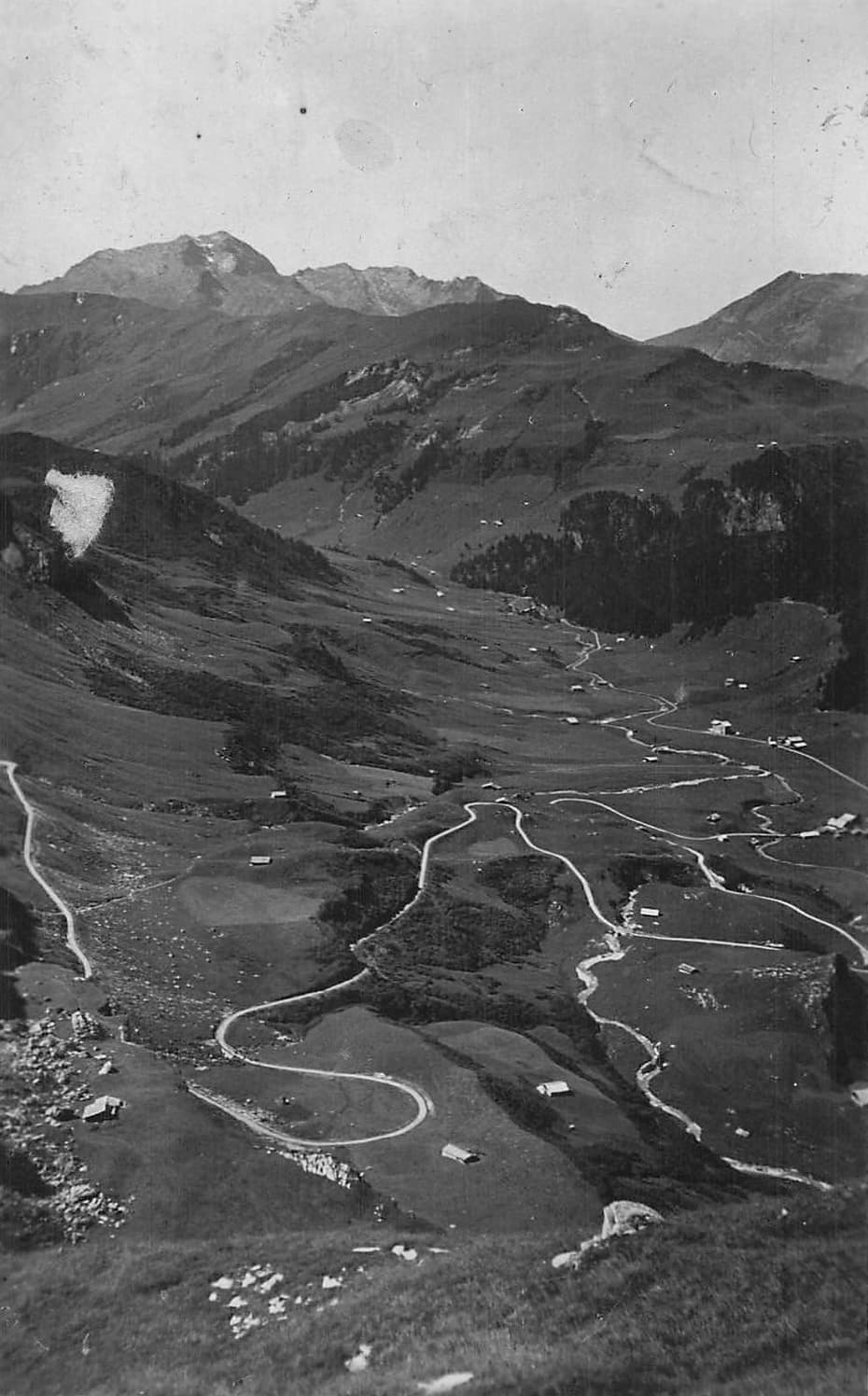 Le vallon de Roselend depuis d’un point de vue situé entre le Roc du Vent et la route du cormet