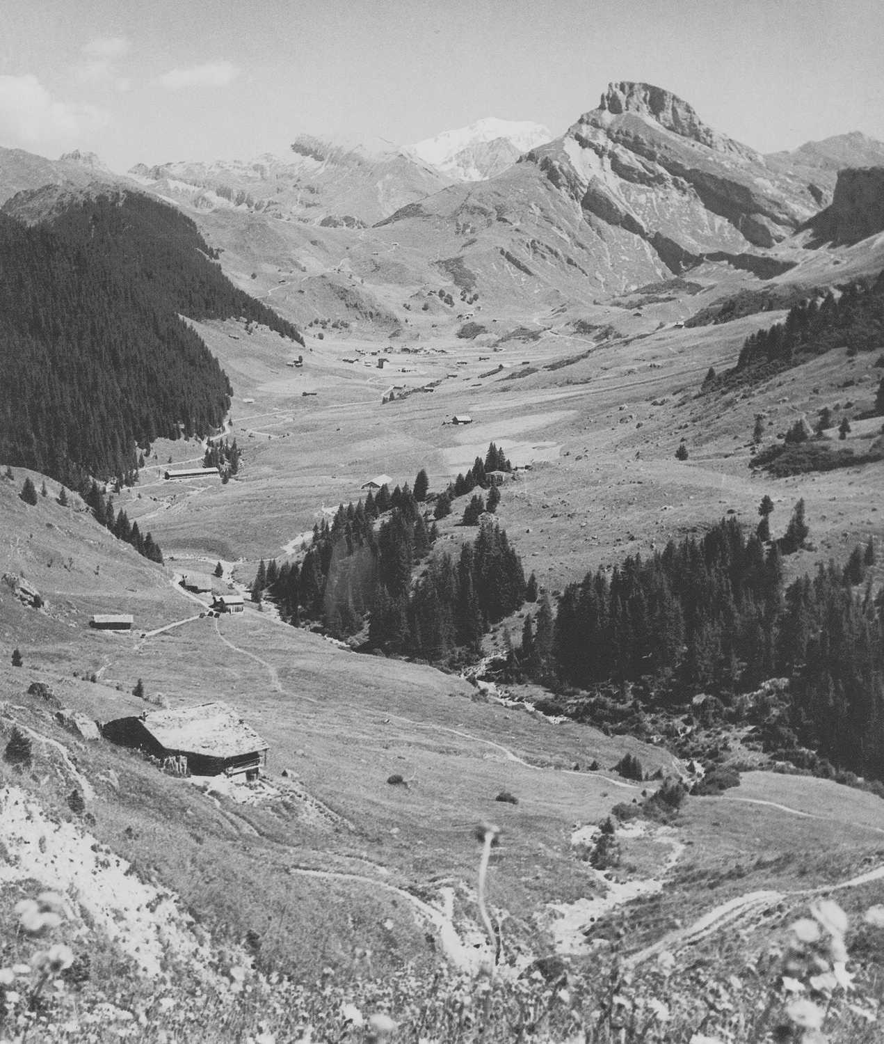 Roselend dans le livre La Montagne de Willy Ronis page 72, photographie de 1939.