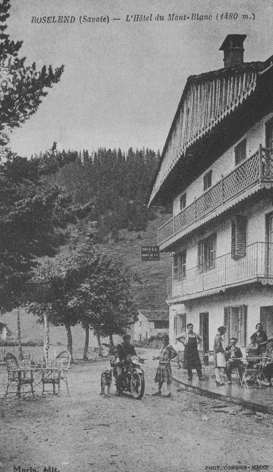 Terrasse de l’hôtel le Mont Blanc au coeur du village de Roselend en 1921