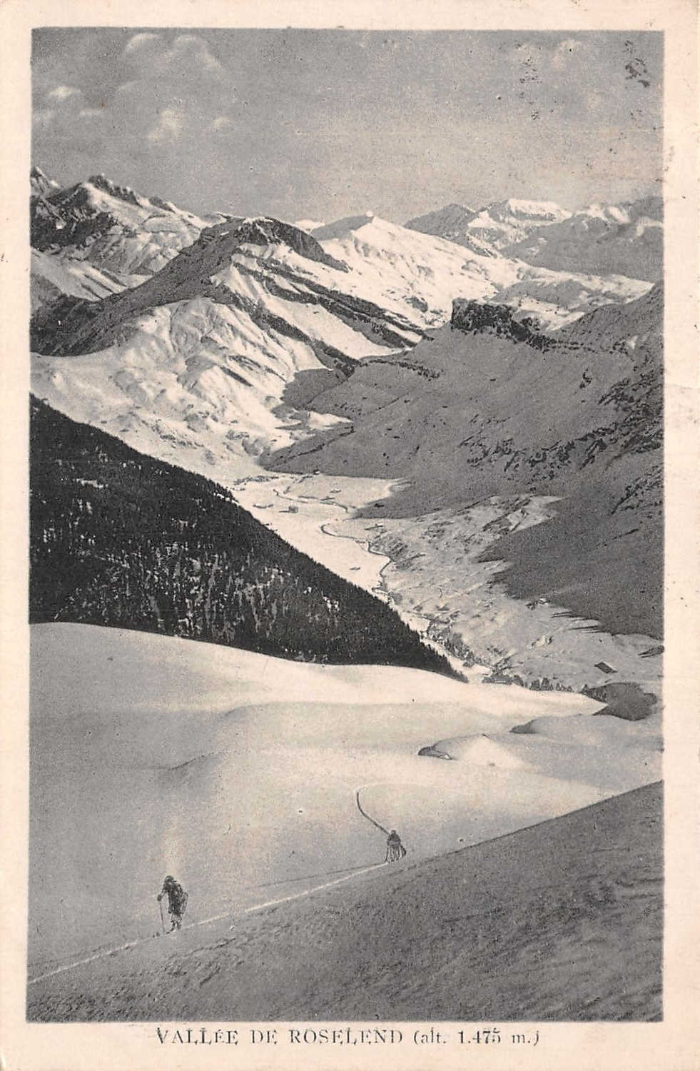 Vue de la vallée de Roselend enneigée depuis le col du Pré