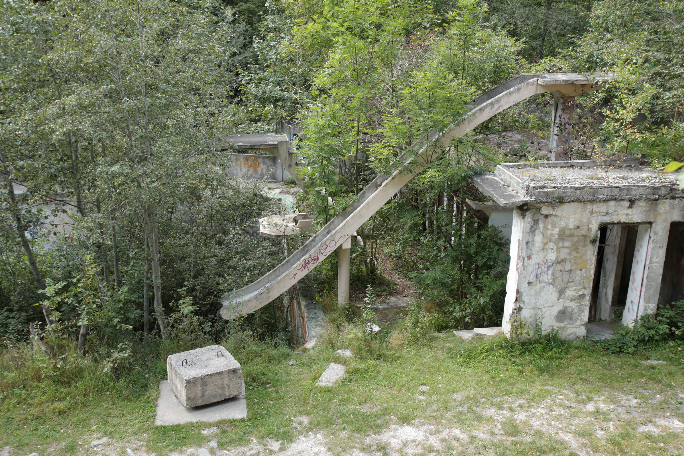 Végétation prenant le dessus sur les ancienne installations