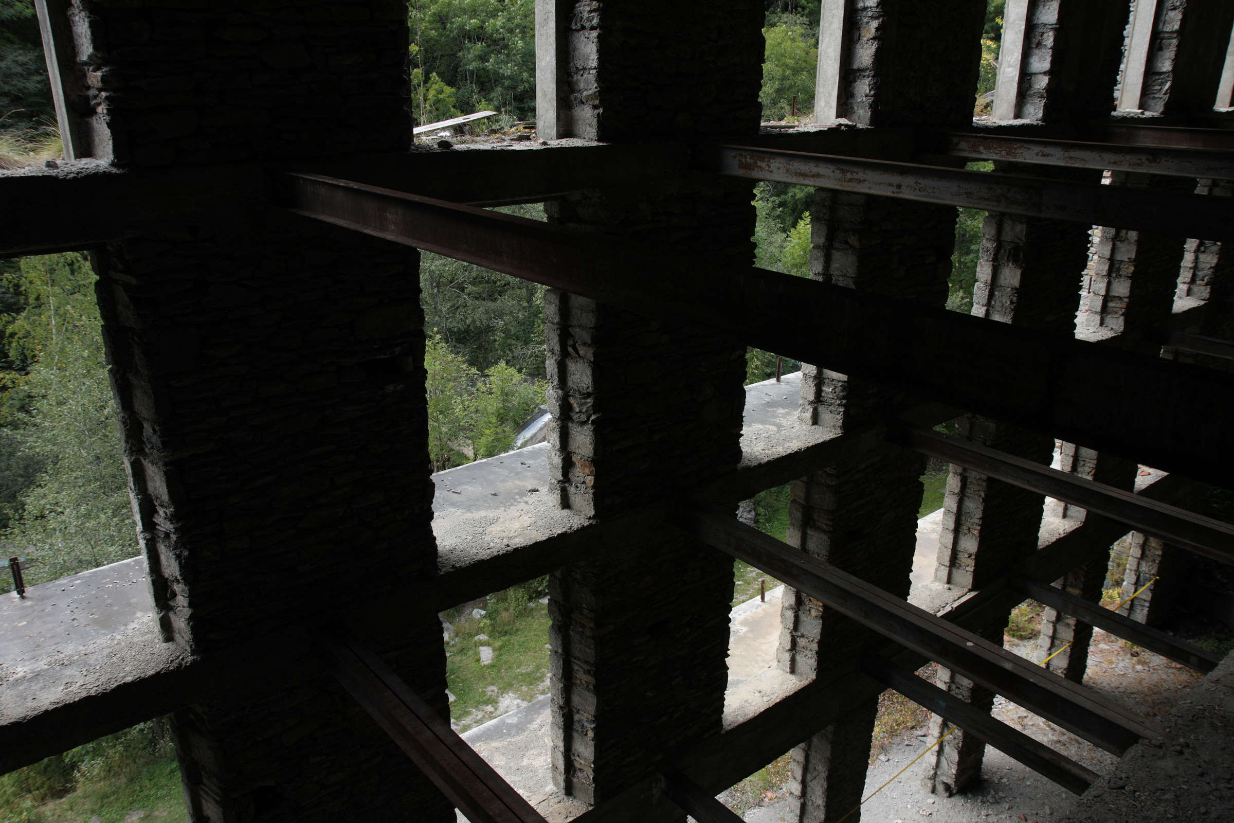Vue de l’intérieur de l’hôtel vers l’extérieur