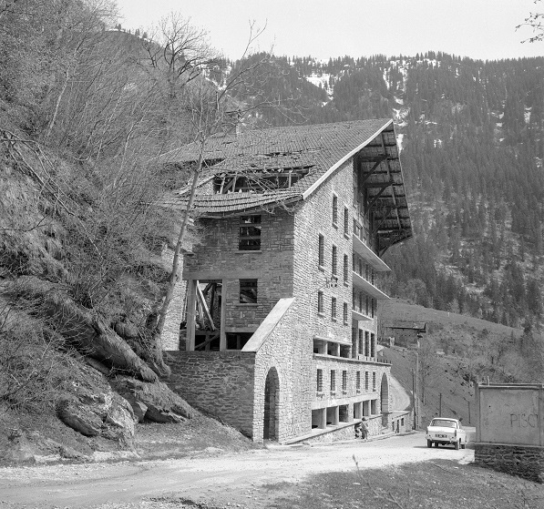 Vue depuis la route des Chapieux vers l’hôtel inachevé