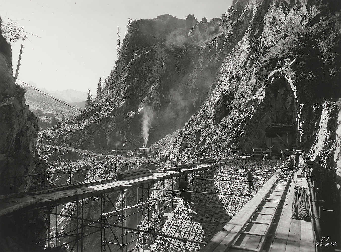 Construction de la première passerelle vers la galerie principale du barrage le 27 septembre 1956