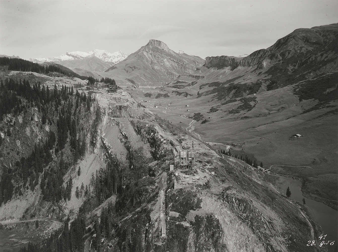 Vue des débuts de la construction depuis le belvédère côté col du Pré le 28 septembre 1956