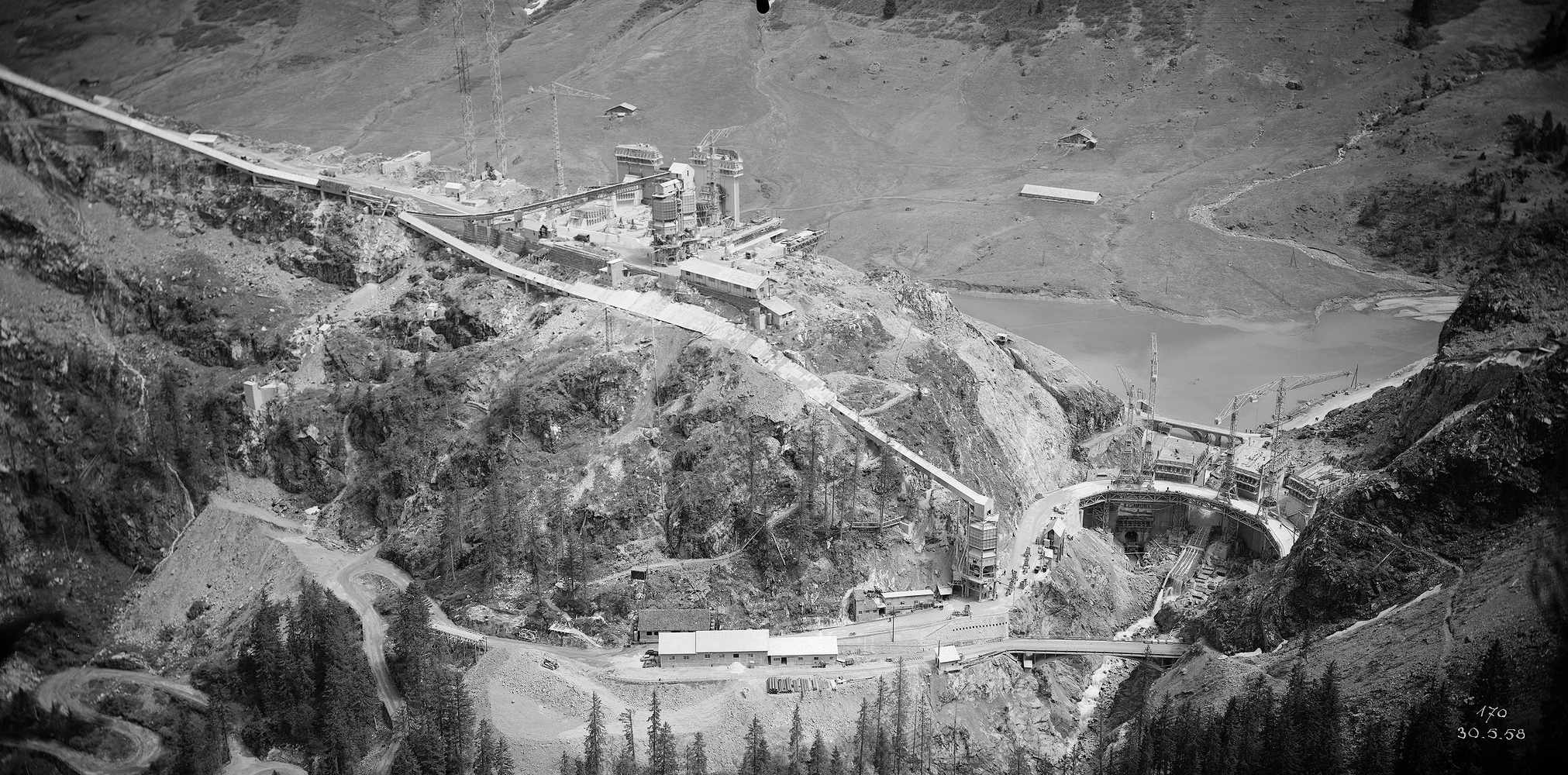 Vue haute définition des travaux de fondation du barrage le 30 août 1958