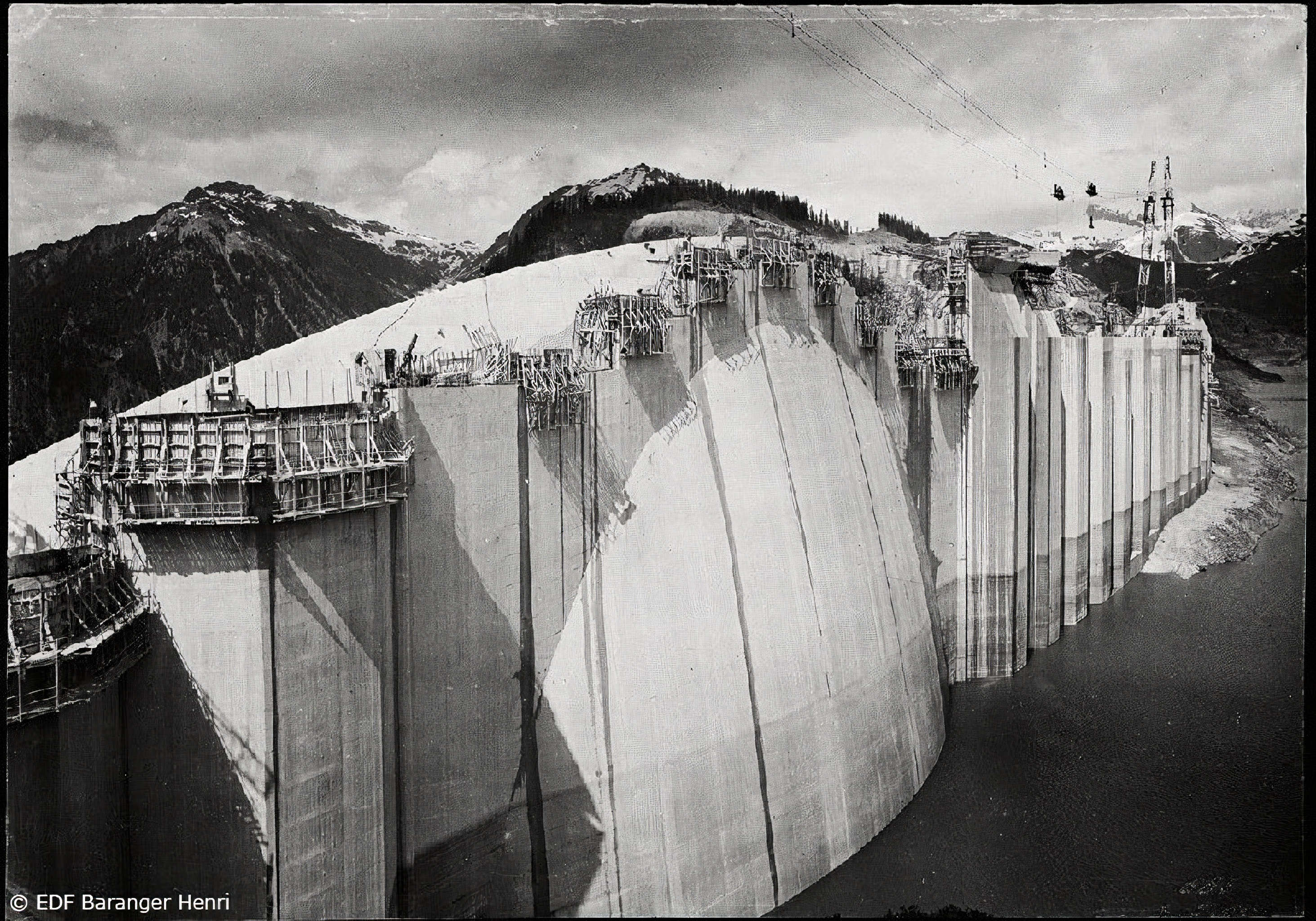 Vue de la construction du barrage côté lac
