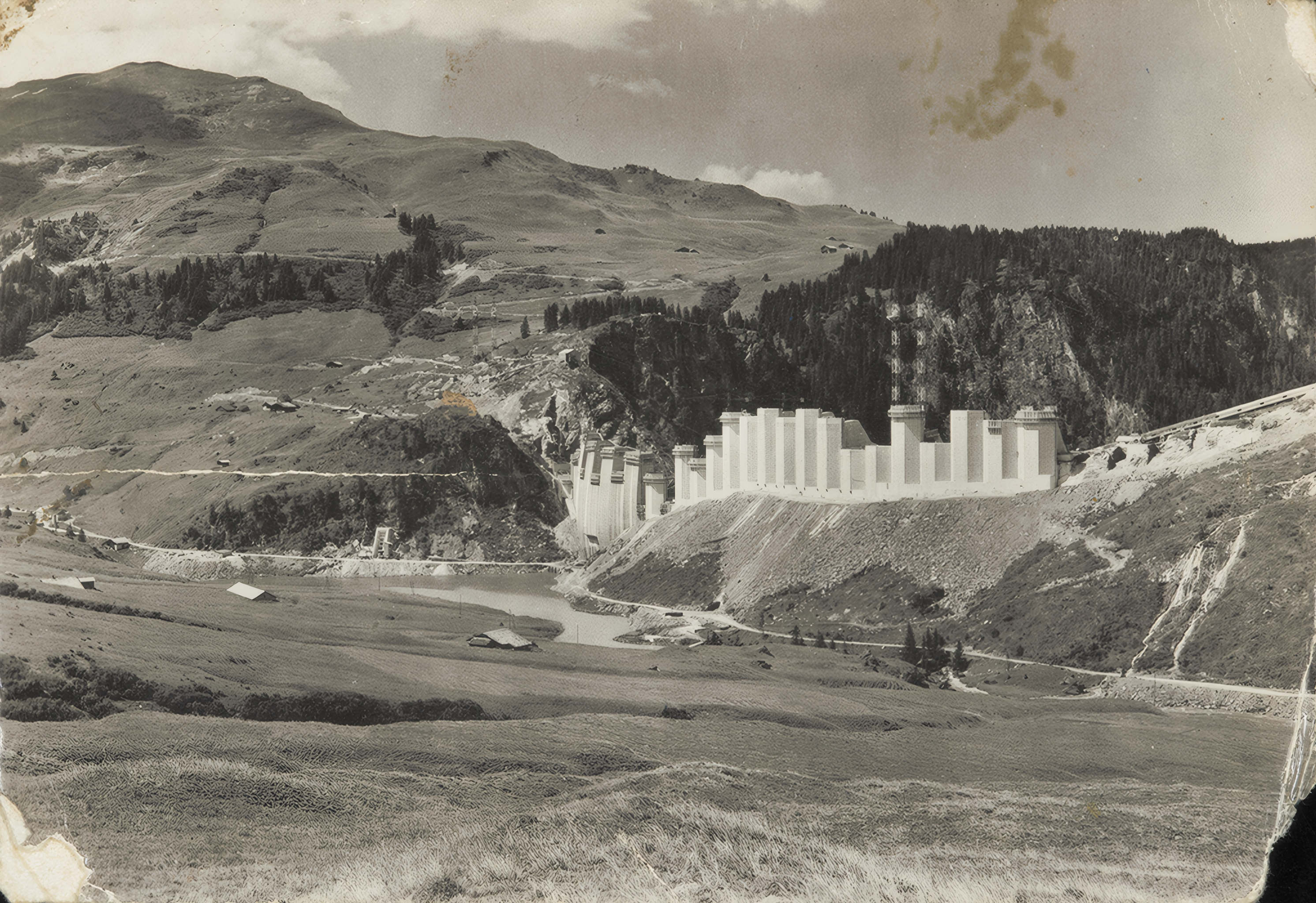 Début de la construction du barrage de Roselend, vue côté Roc du Biolley