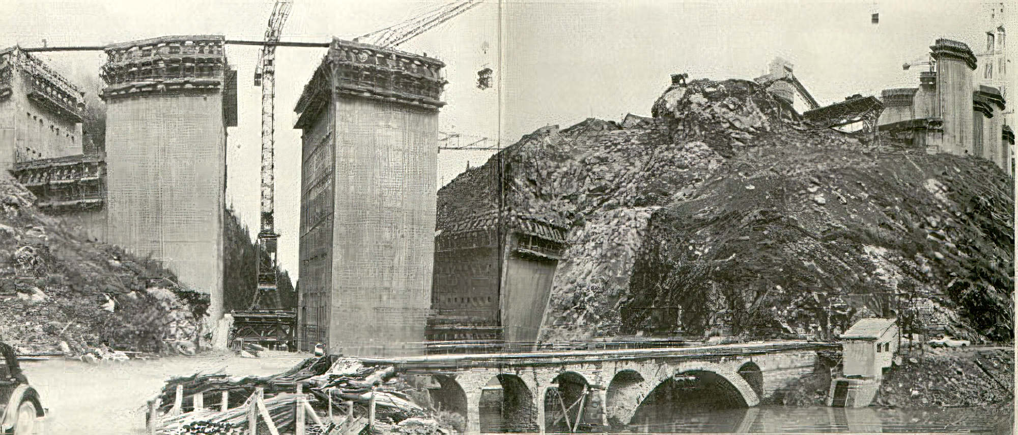 Vue de la construction côté lac et ancien pont du Rey (ou Duret) / Gorge des Tines