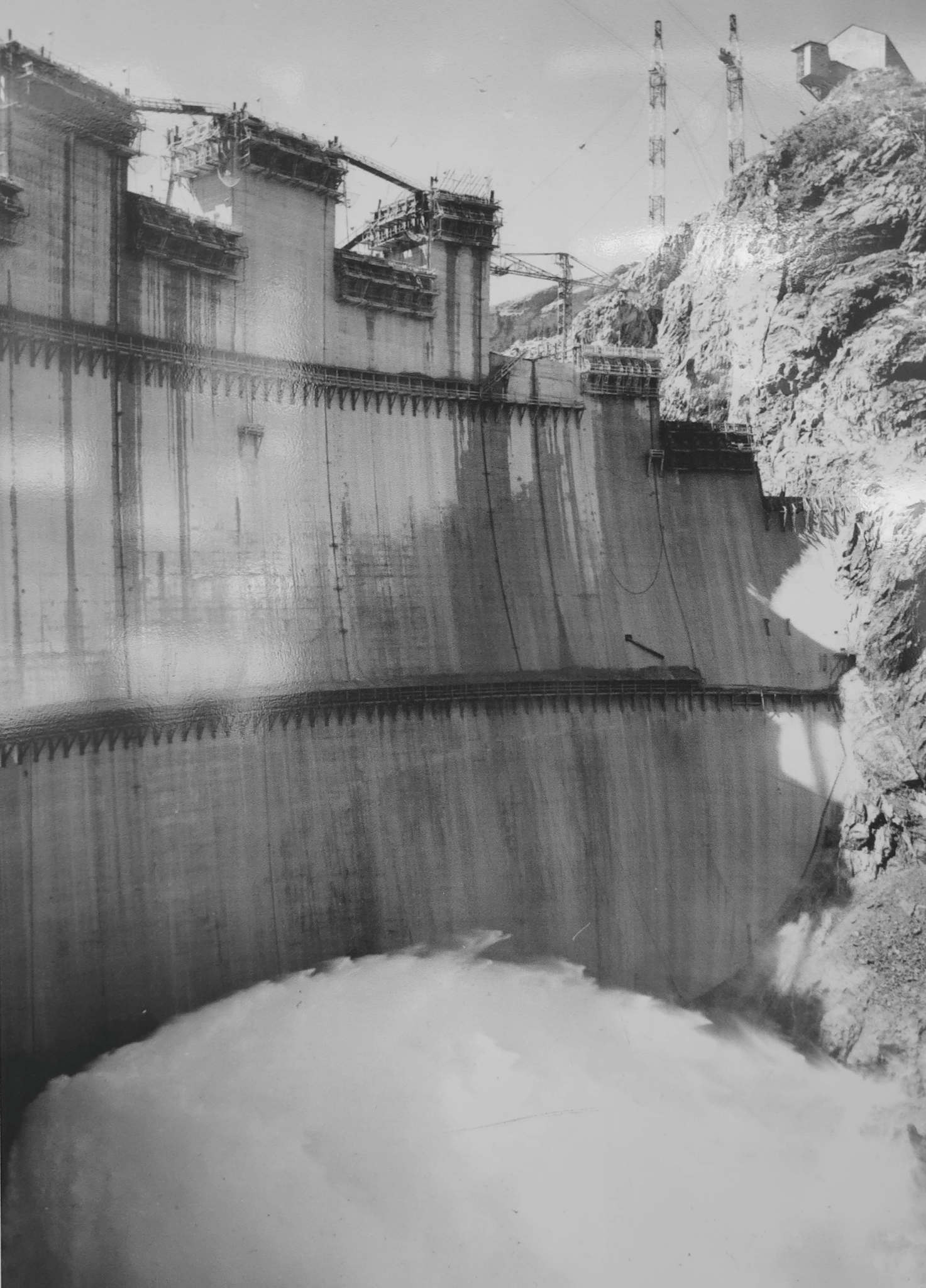 Appui gauche de la voûte et vanne de vidange