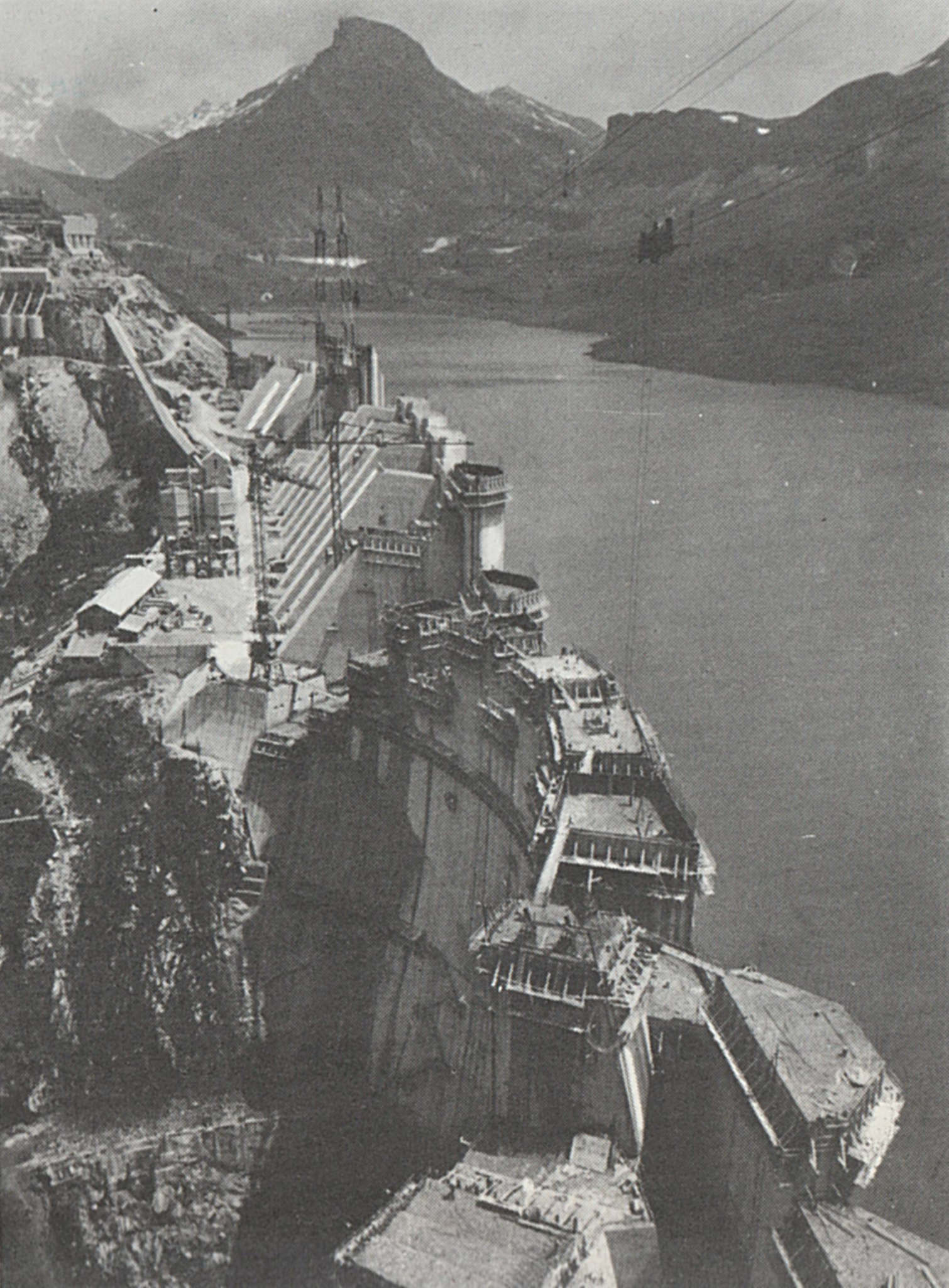 Vue globale côté col du pré de la construction du barrage