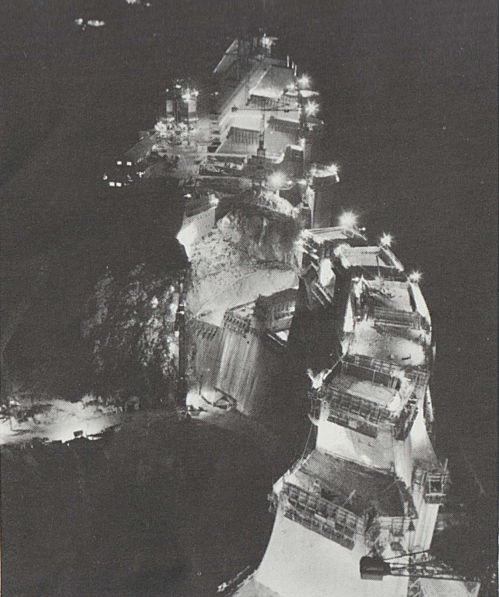 Vue nocture globale côté col du Pré de la construction du barrage