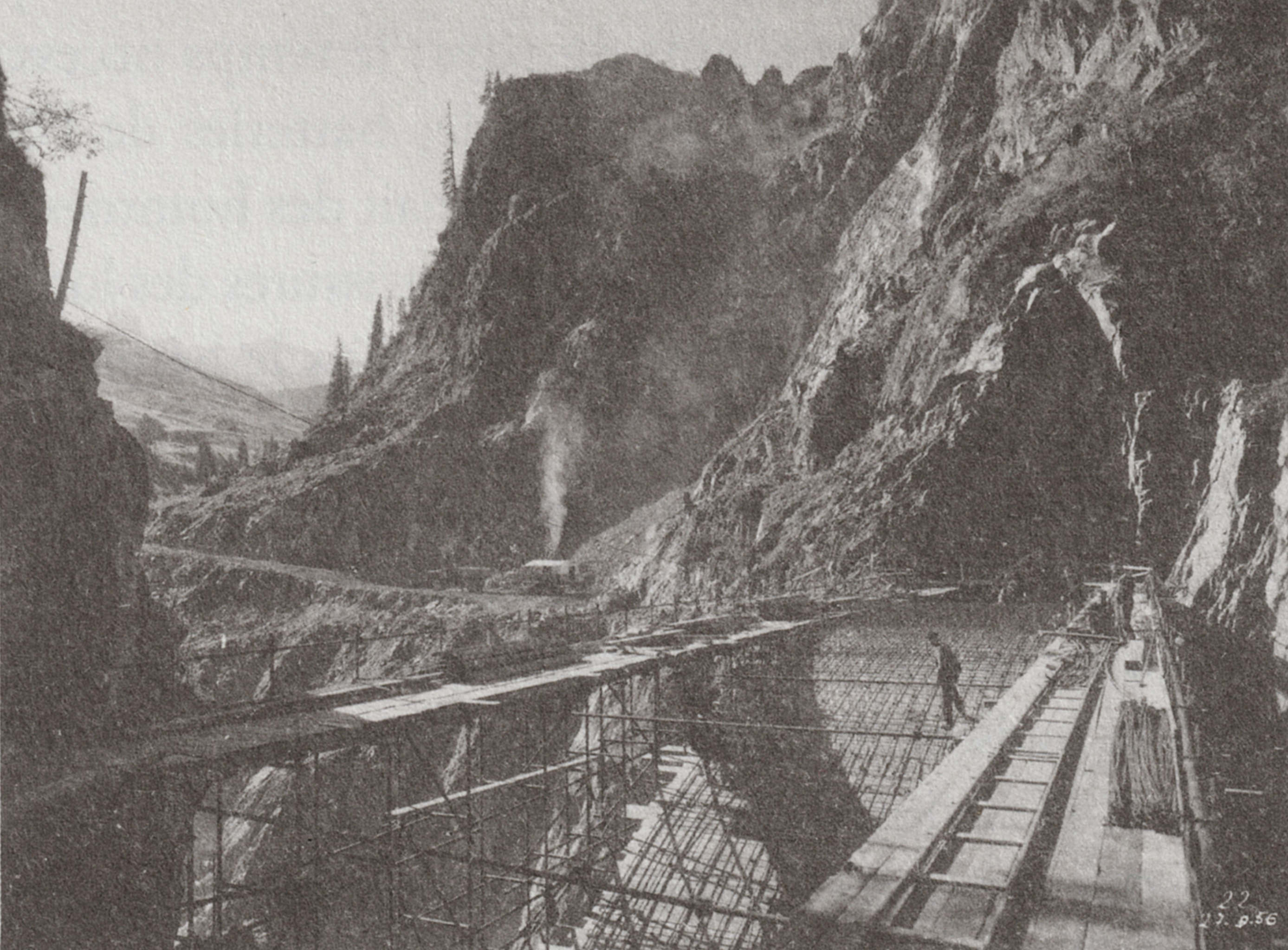 Début des travaux, construction d’un pont dans les gorges des Tines - 27-09-1956