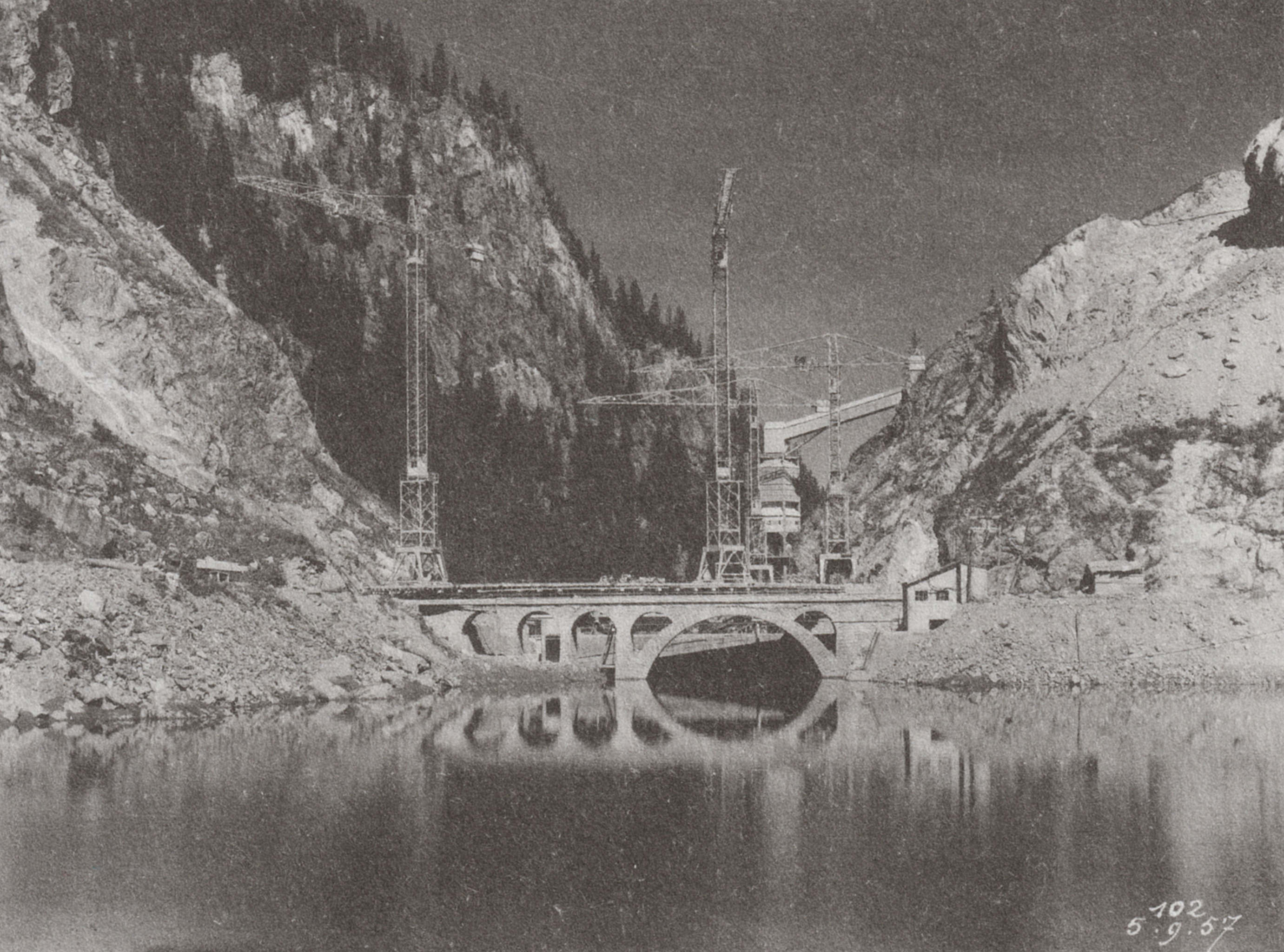 Début des travaux, vue depuis le lac, pont des Reys permettant de se rendre à Treicol - 05/09/1957