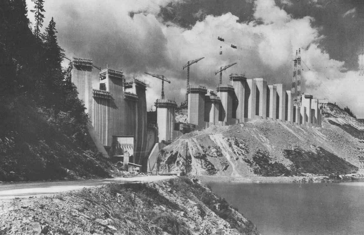 Vue des débuts du chantier depuis la route de Treicol