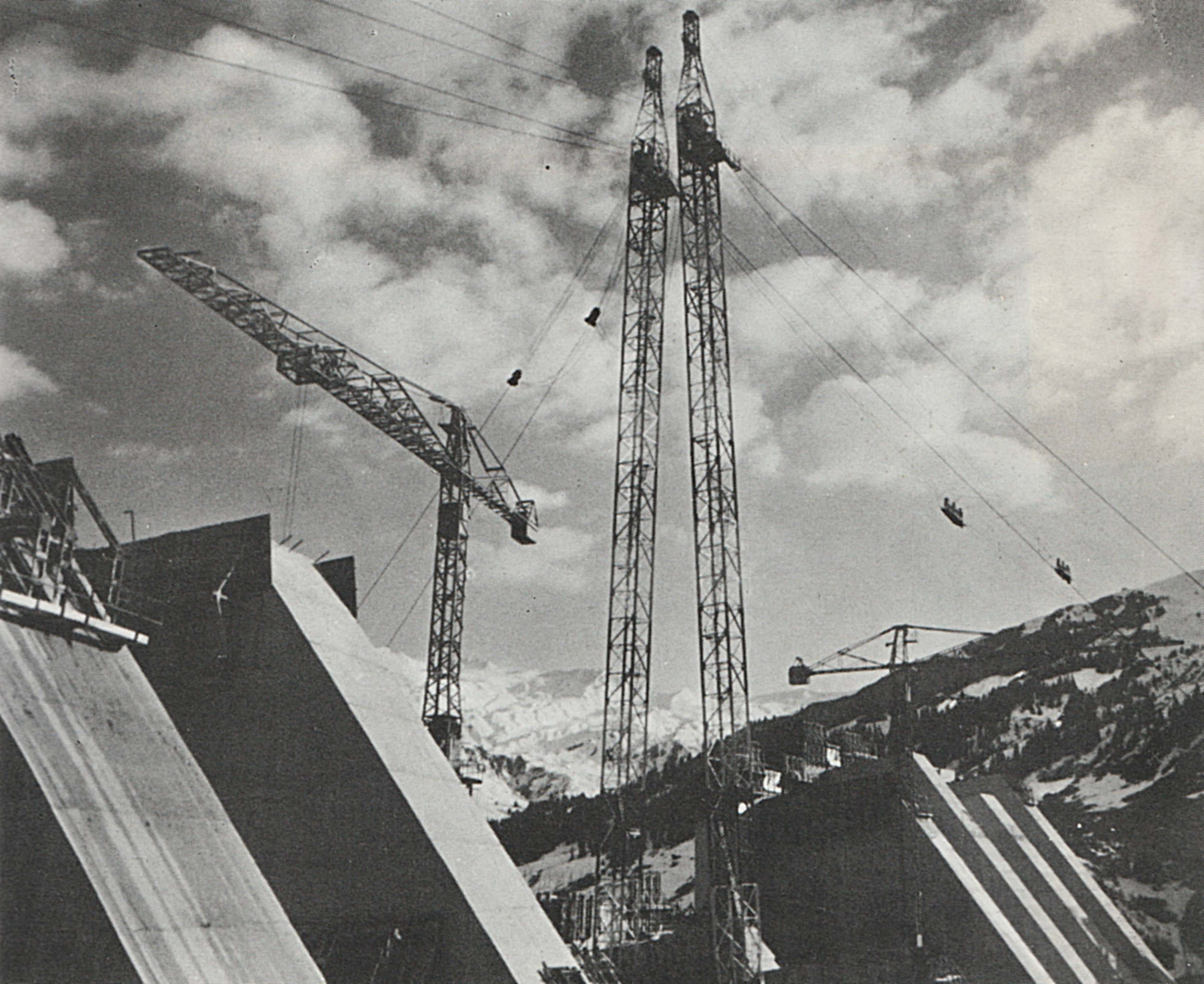 Grues et blondins. Systèmes de distribution du béton