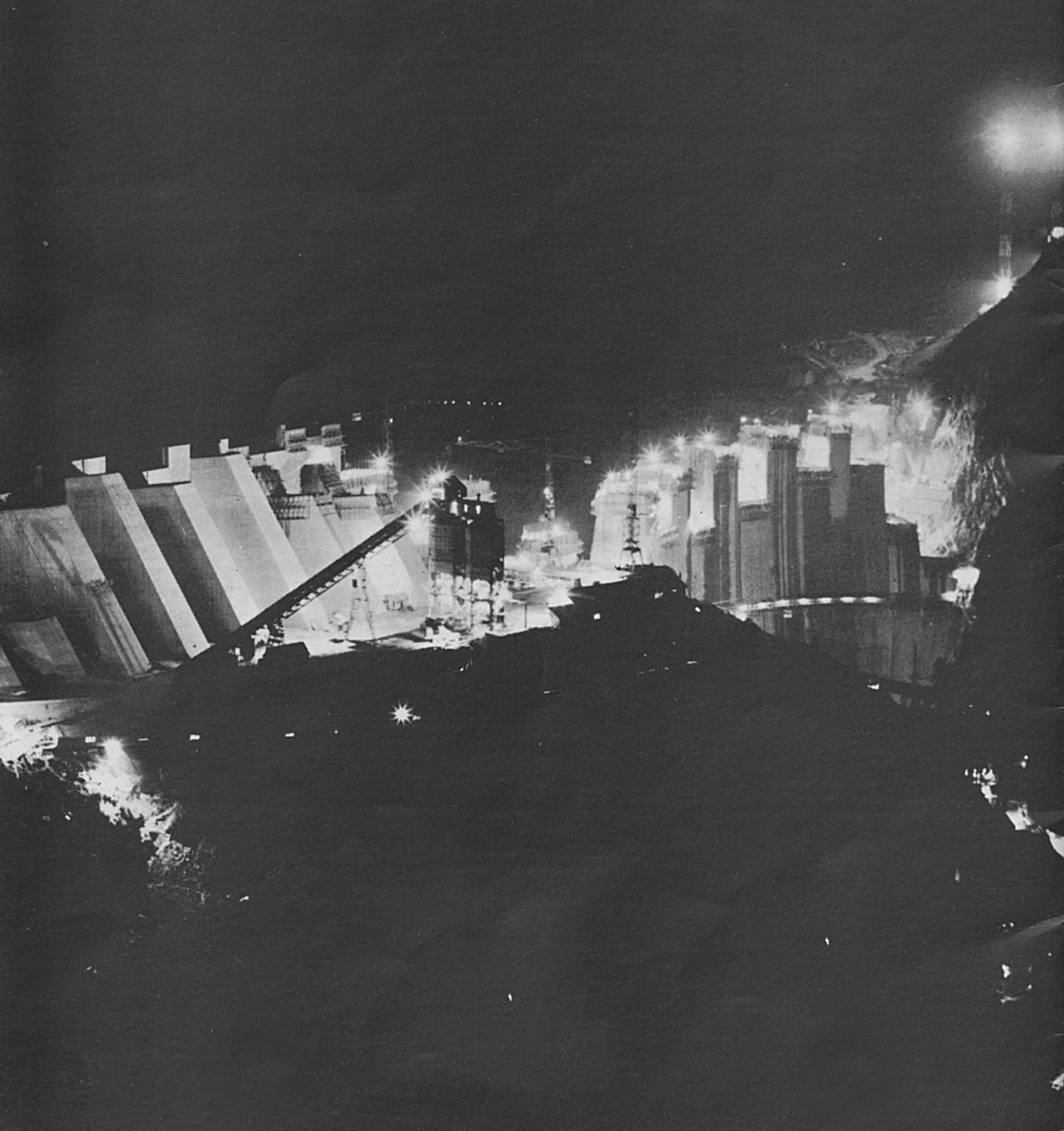 Autre vue nocture globale côté col du Méraillet de la construction du barrage