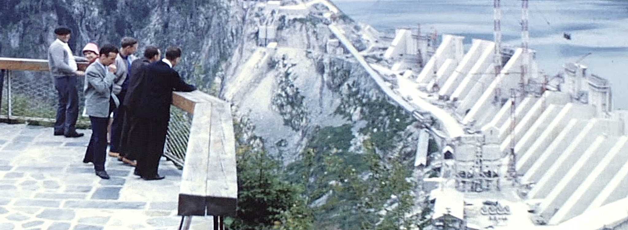 Panoramique de personnes venues observer la construction du barrage depuis le belvédère côté col du Pré