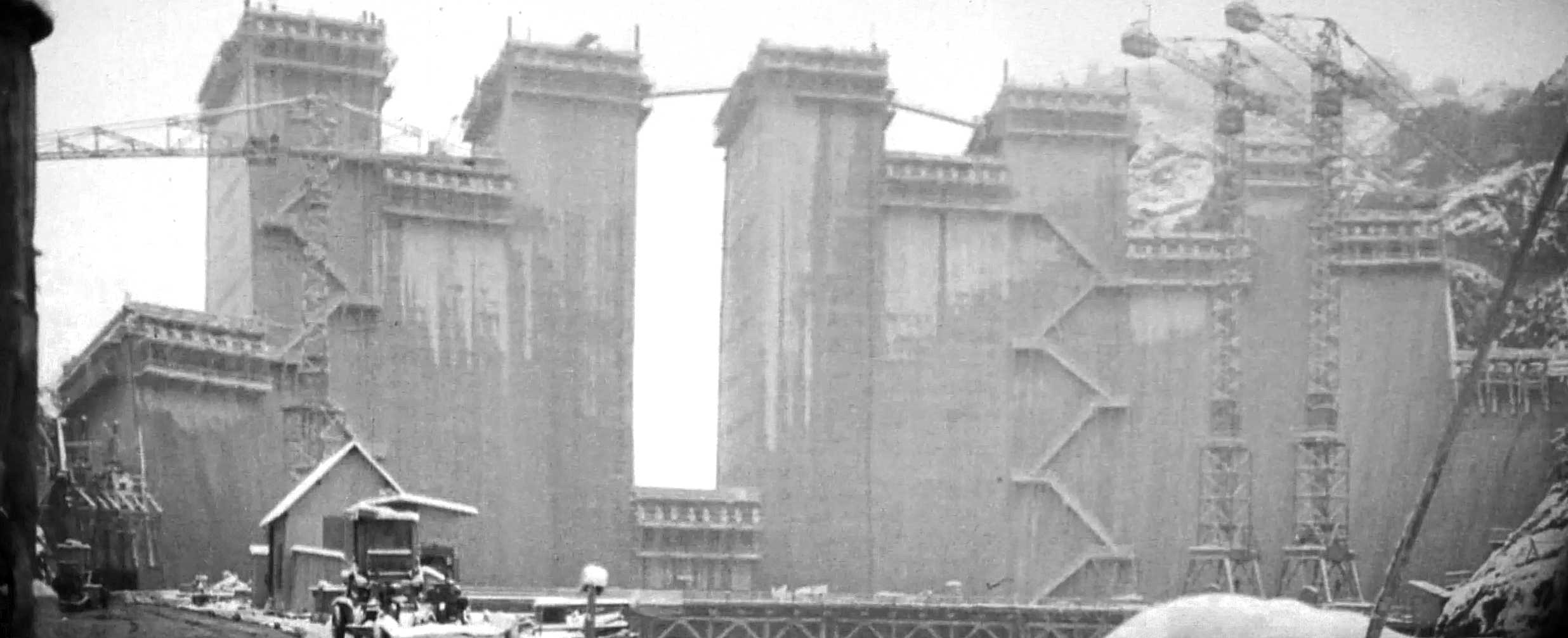 Panoramique aval de la construction de la voûte
