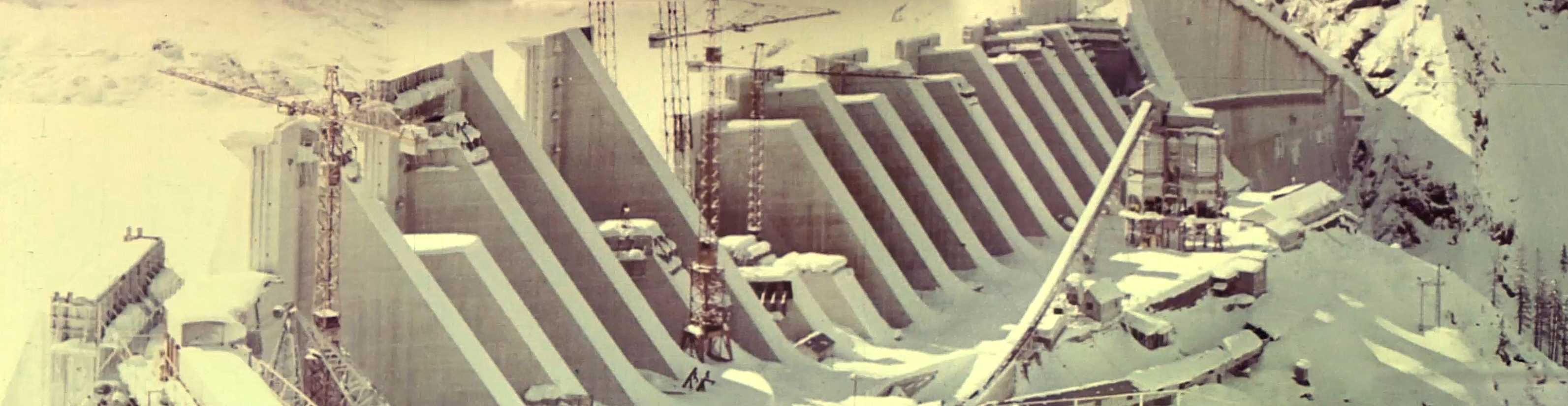 Panoramique du chantier enneigé vu du belvédère côté Méraillet