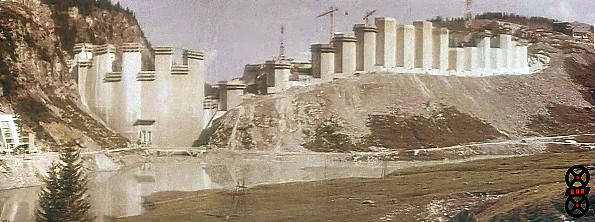 Panoramique côté lac des débuts du chantier réalisé à partir d'images extraites du film: Au coeur de la Savoie, Roselend de Claudine Lenoir