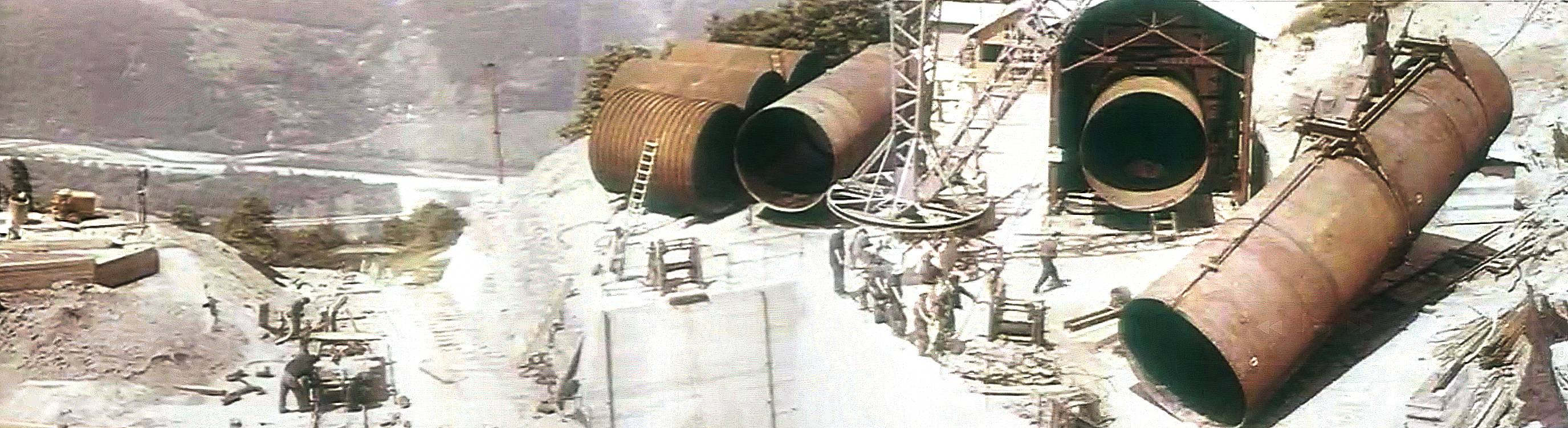 Panoramique des travaux de terrassement de la conduite côté La Bathie