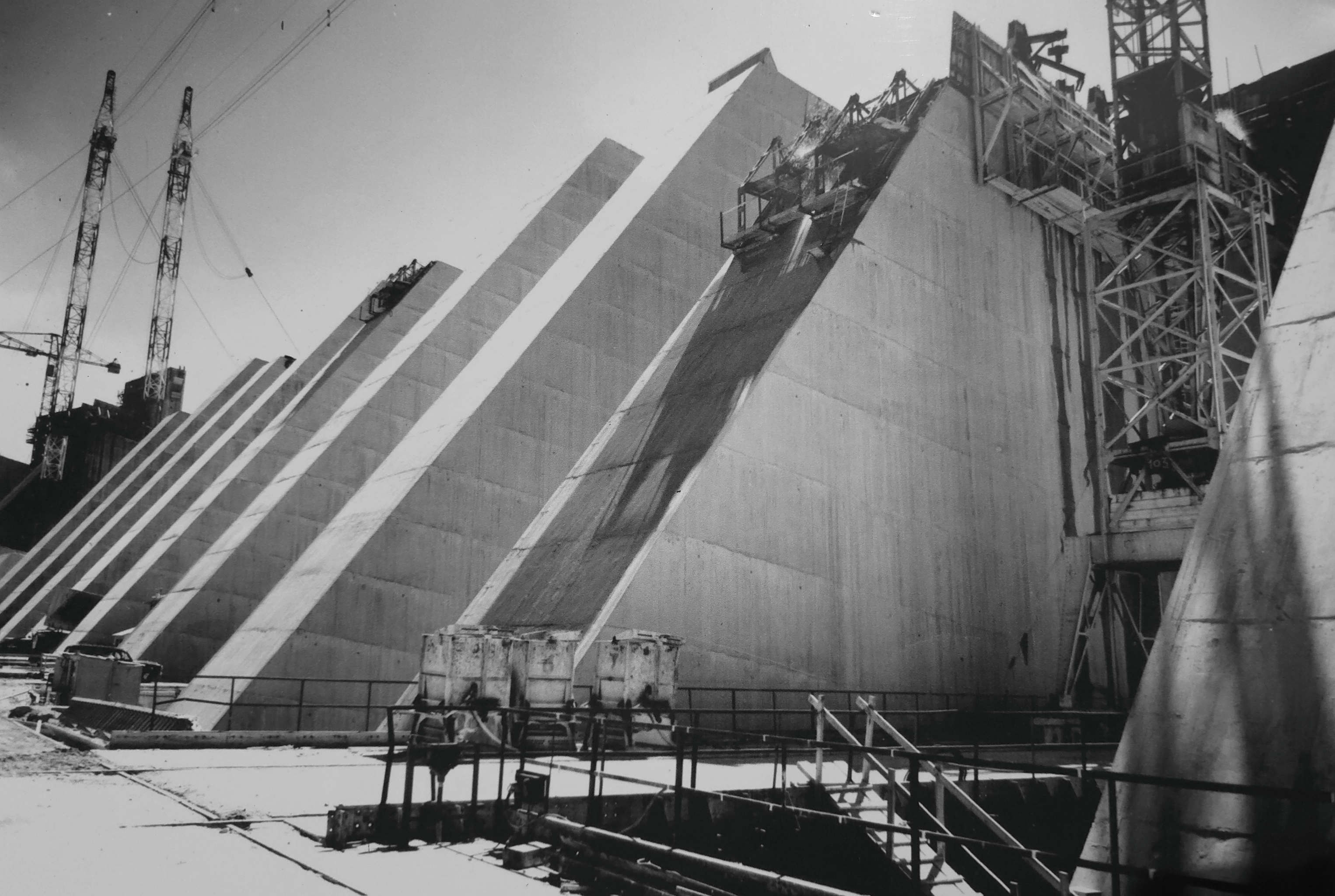 Système de grues et blondins à l’aplomb des contreforts