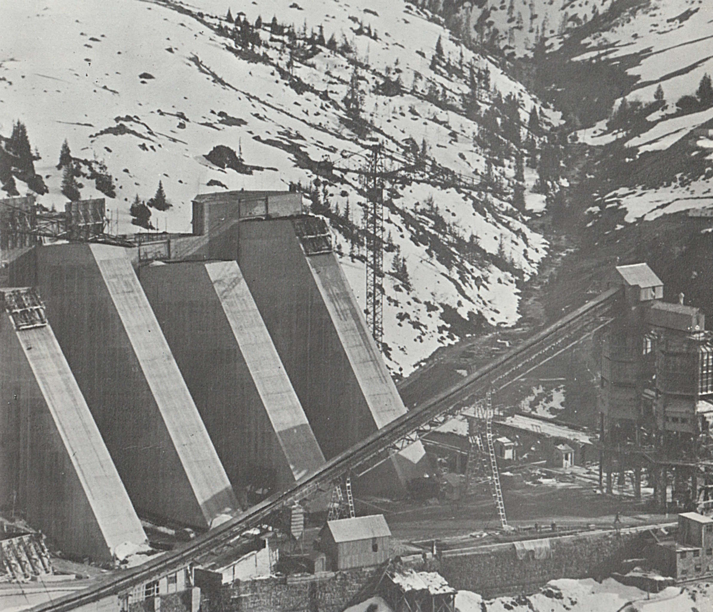 Tours à béton et tapis roulants transportant les agrégats
