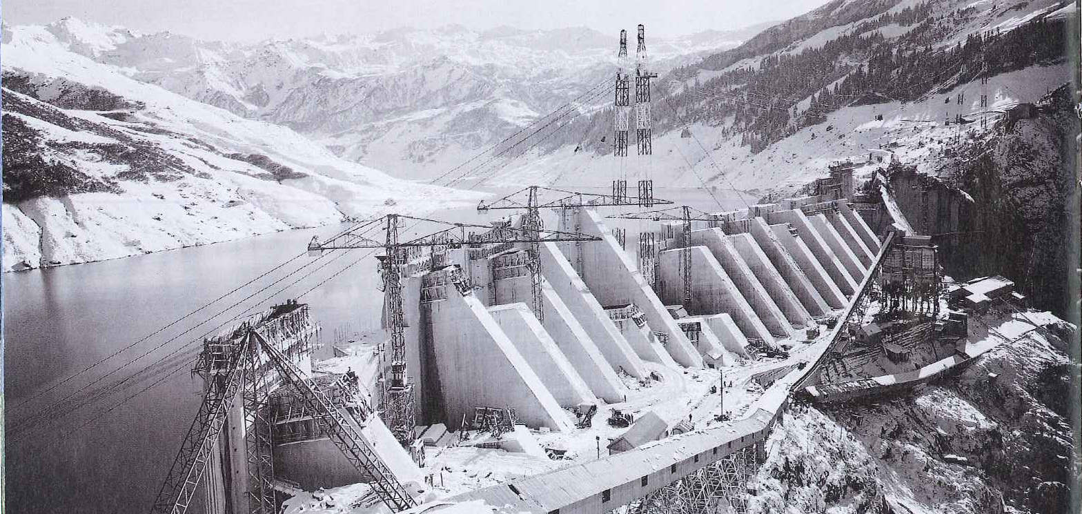 Construction dans des conditions difficiles du barrage sous la neige