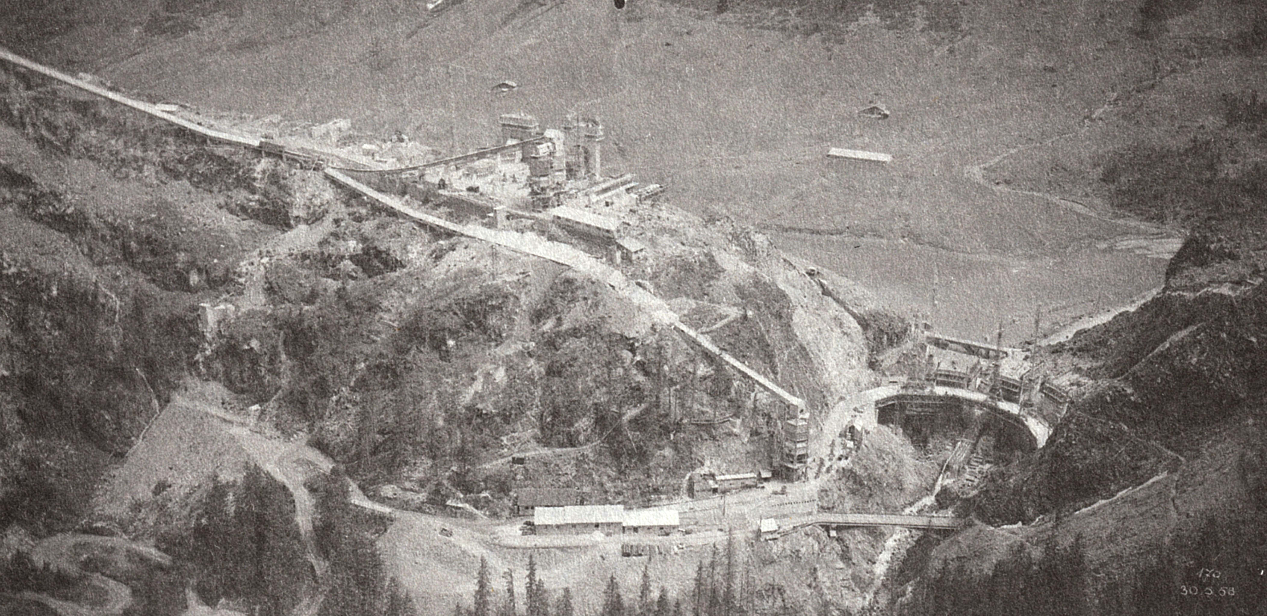 Vue aérienne du début des travaux depuis le bélvédère côté col du Pré le 30 mai 1958